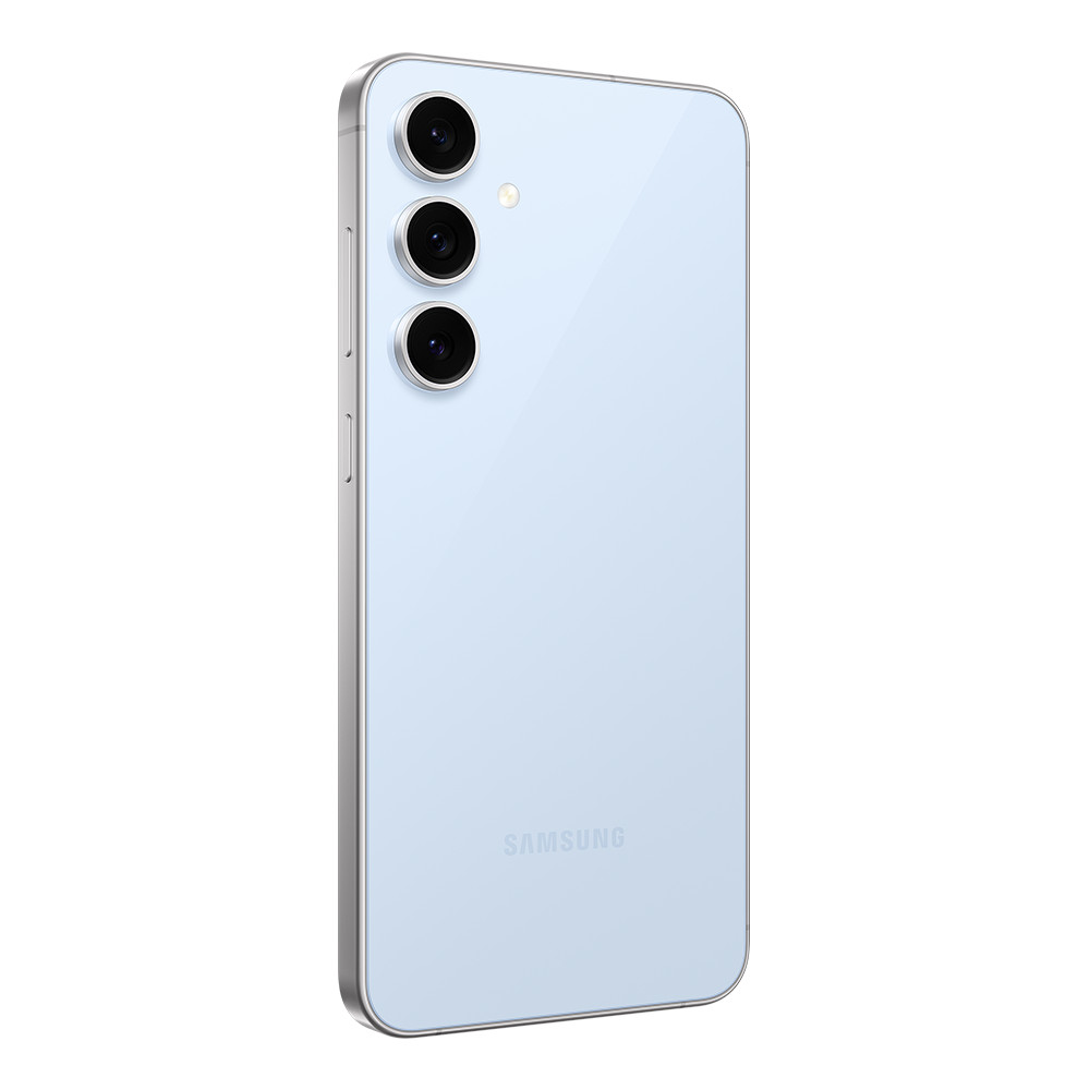 Smartphone Samsung azzurro chiaro. Dispone di tre fotocamere verticali sul retro. Cornice argentata e logo Samsung.