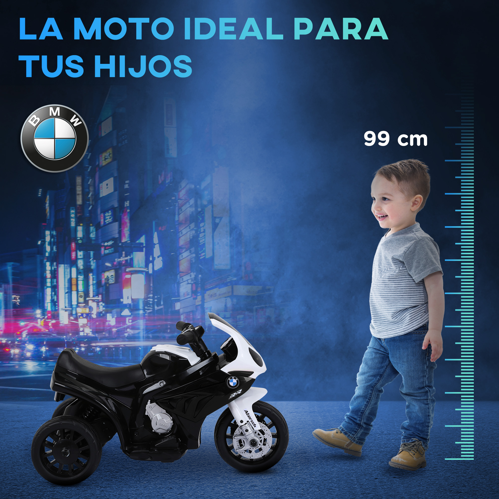 Un niño está de pie cerca de una motocicleta de juguete. La motocicleta es negra y blanca. El fondo es una ciudad de noche.