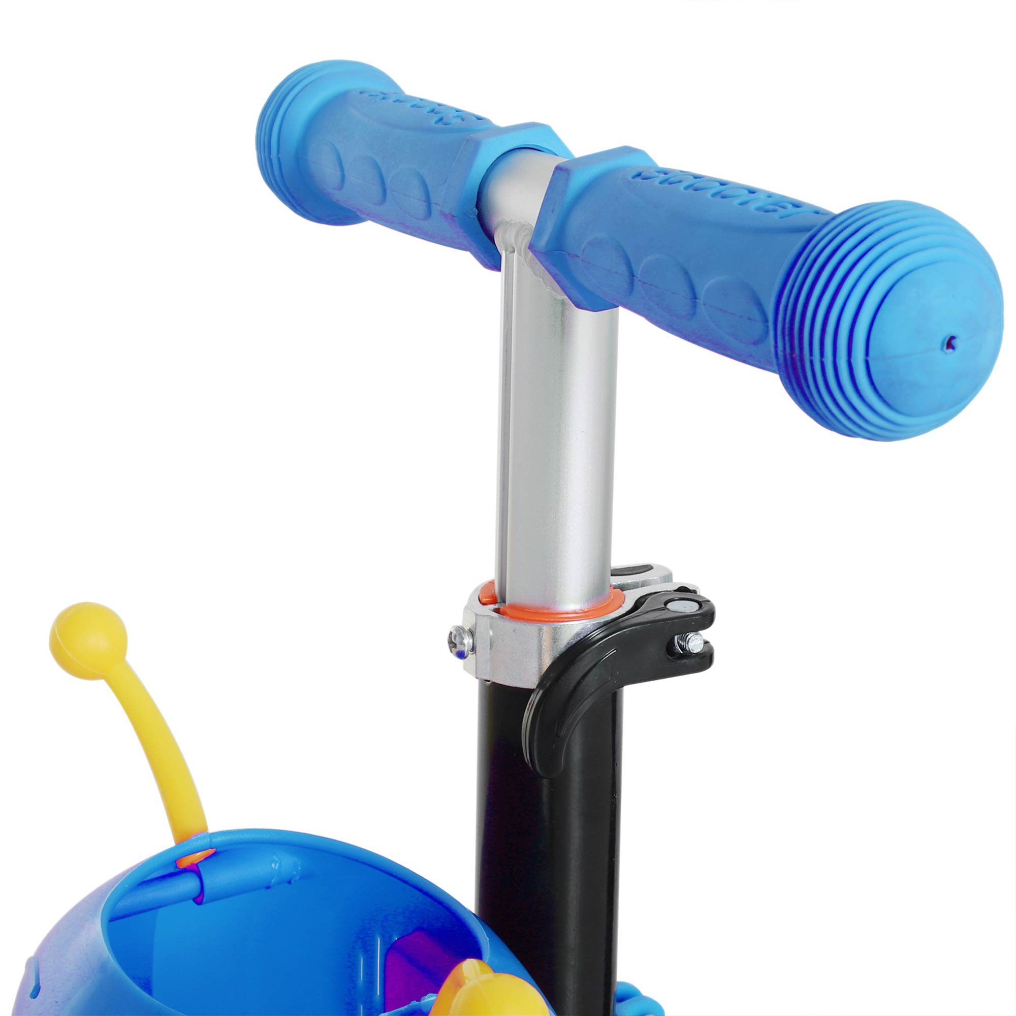 Primer plano del manillar azul de un scooter y un área de almacenamiento azul. El scooter está sobre un fondo blanco.