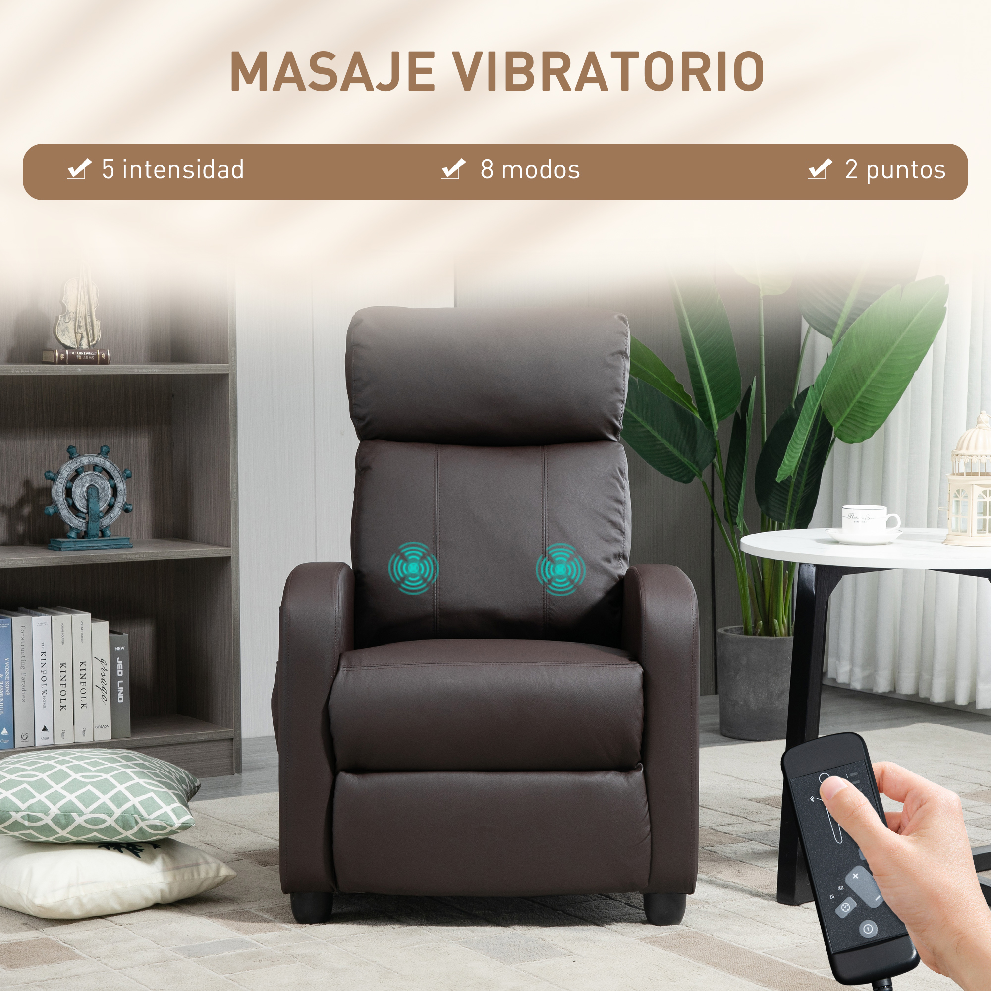 Una silla de masaje marrón con mando a distancia, una estantería y una mesa auxiliar con plantas. El texto dice 'MASAJE VIBRATORIO'.