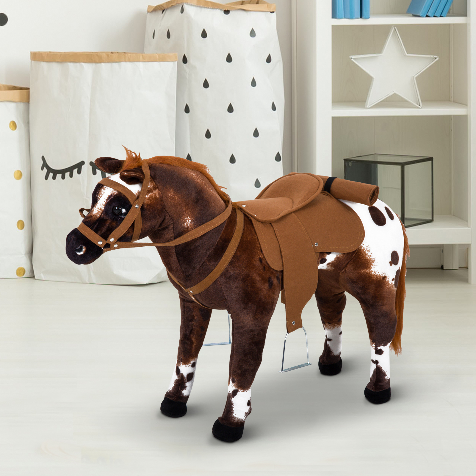 Un caballo de juguete marrón y blanco con una silla de montar en una habitación con bolsas de papel y una estantería.