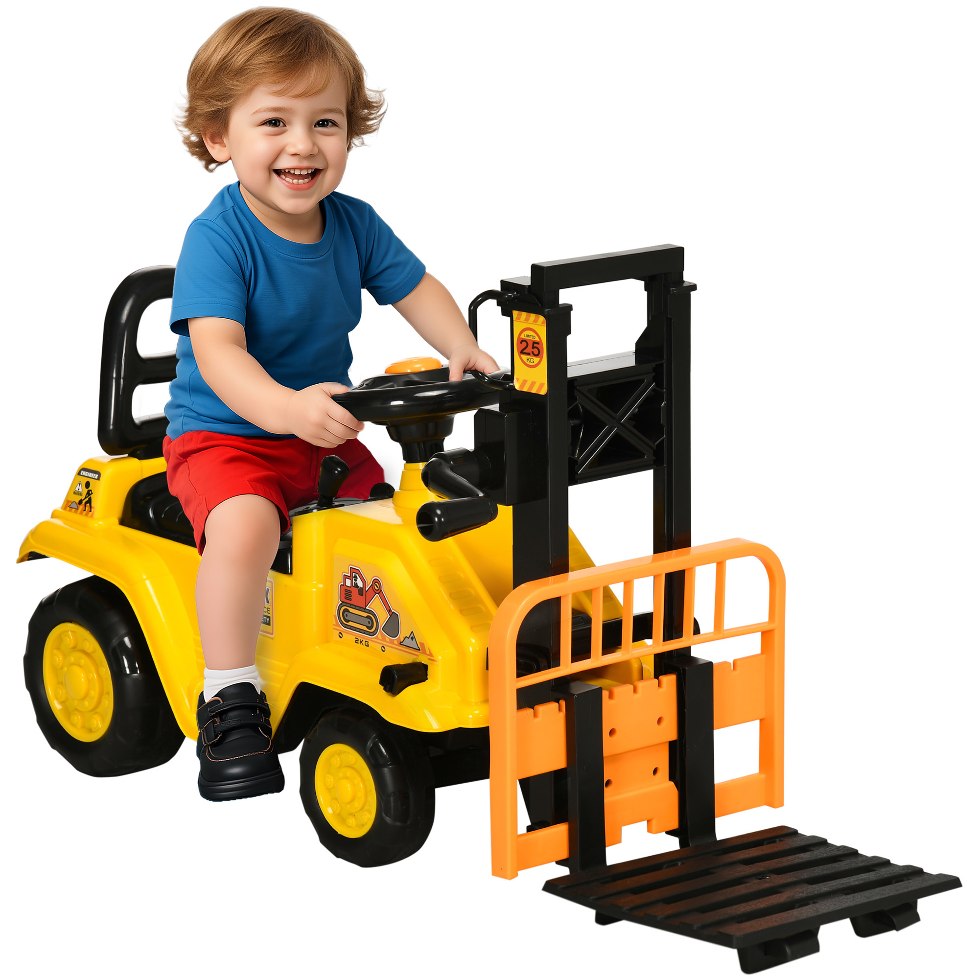 Un bambino sorridente con una maglietta blu e pantaloncini rossi è seduto su un carrello elevatore giocattolo giallo. Lo sfondo è bianco.