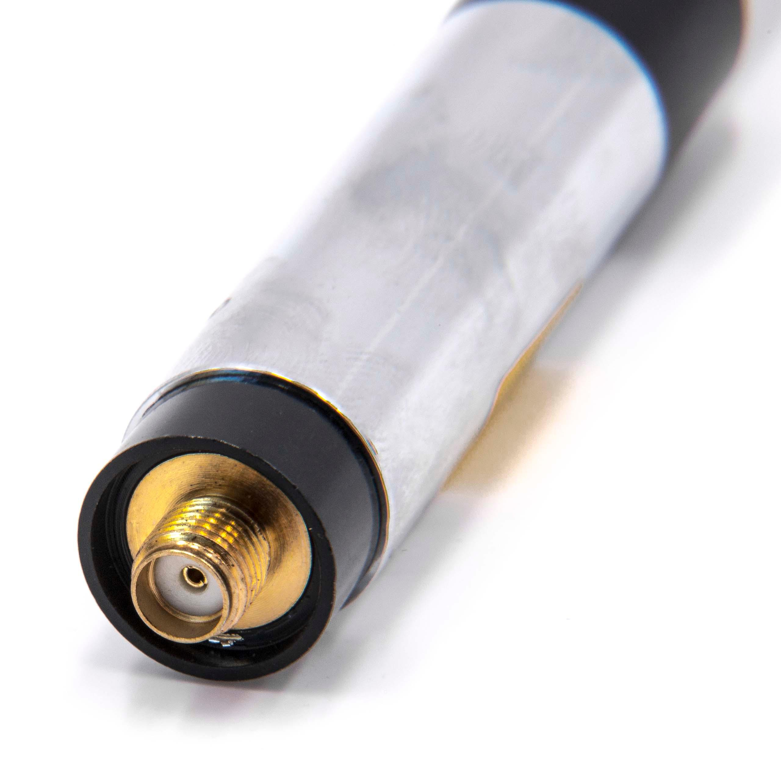 Nahaufnahme eines zylindrischen Metallobjekts mit goldfarbenem Ende und schwarzem Sockel, vor weißem Hintergrund.