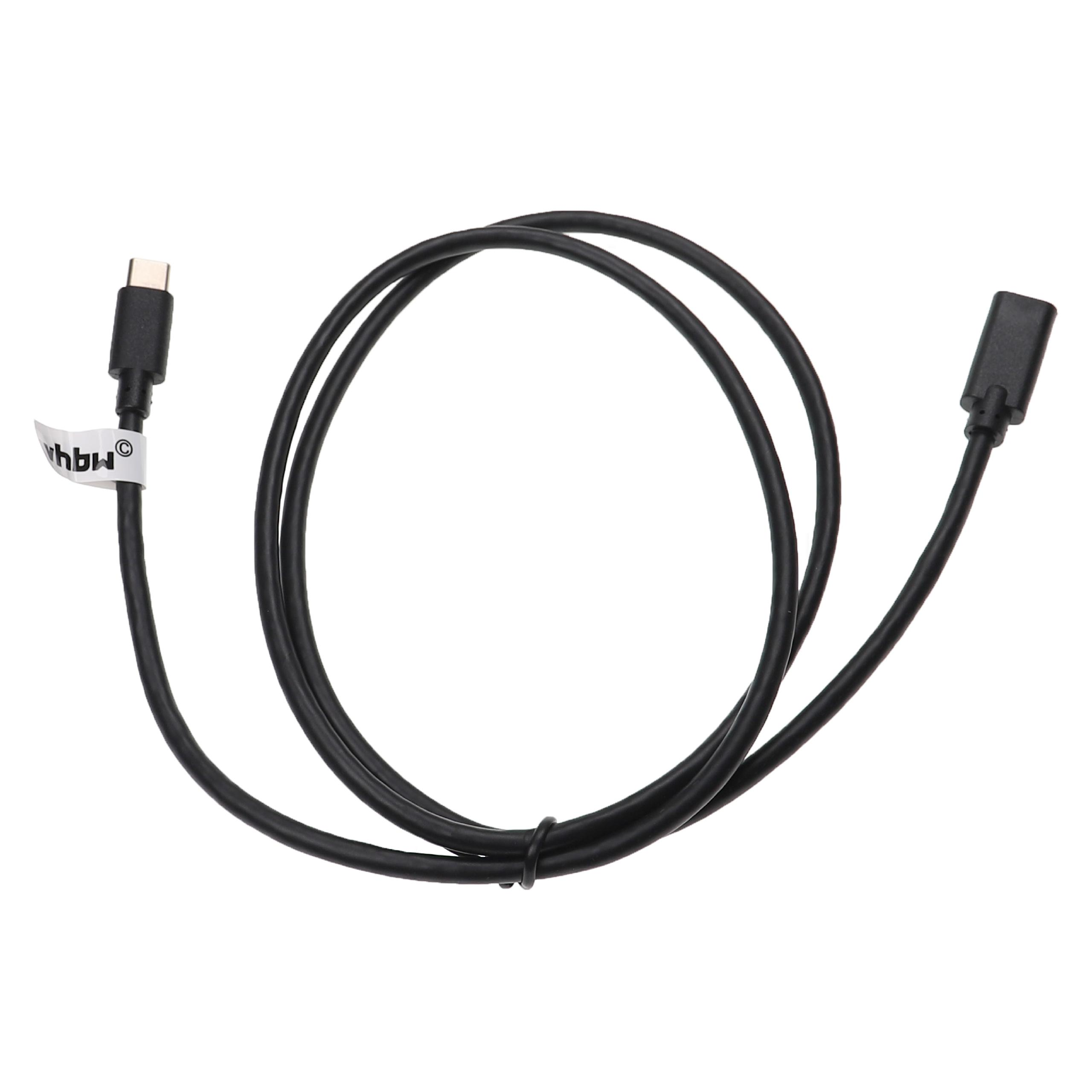 Ein schwarzes USB-C-Kabel mit einem USB-C-Anschluss an einem Ende und einem USB-A-Anschluss am anderen, auf weißem Hintergrund.