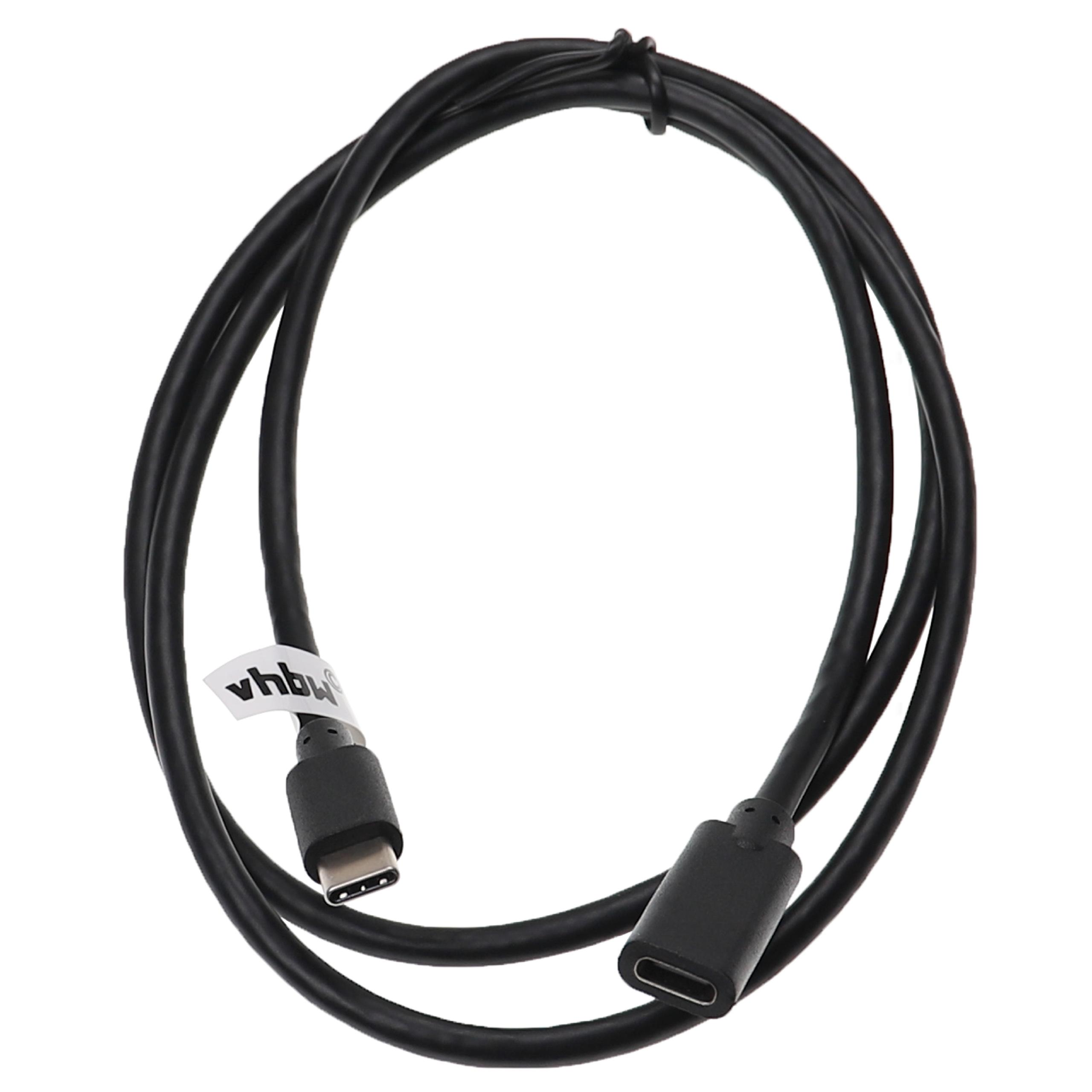 Ein schwarzes USB-C-Kabel mit zwei Steckern auf weißem Hintergrund. Ein Stecker hat ein Etikett.