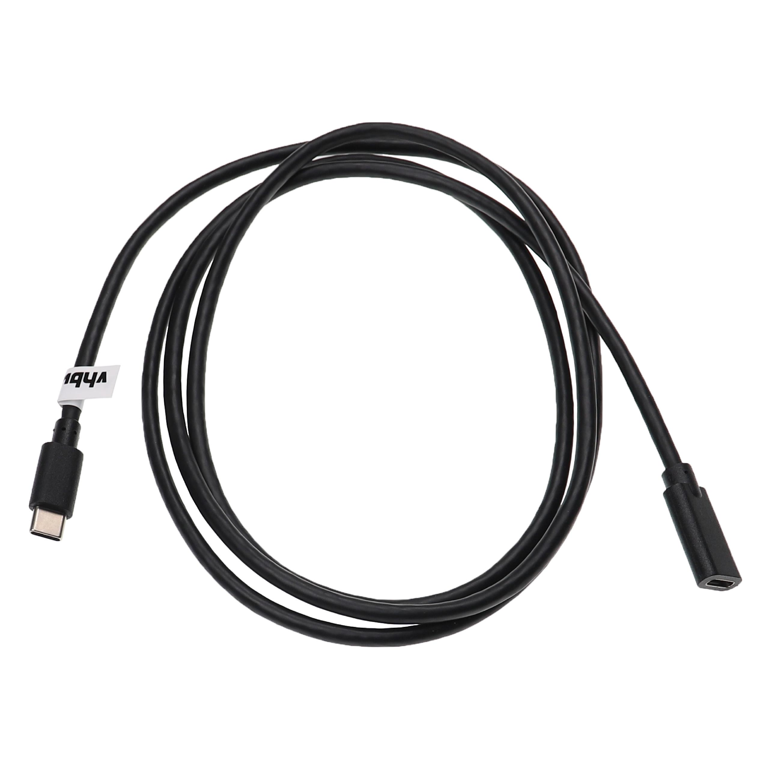 Ein schwarzes USB-C-Kabel, das sich kreisförmig biegt, liegt vor einem weißen Hintergrund. Ein Etikett ist sichtbar.