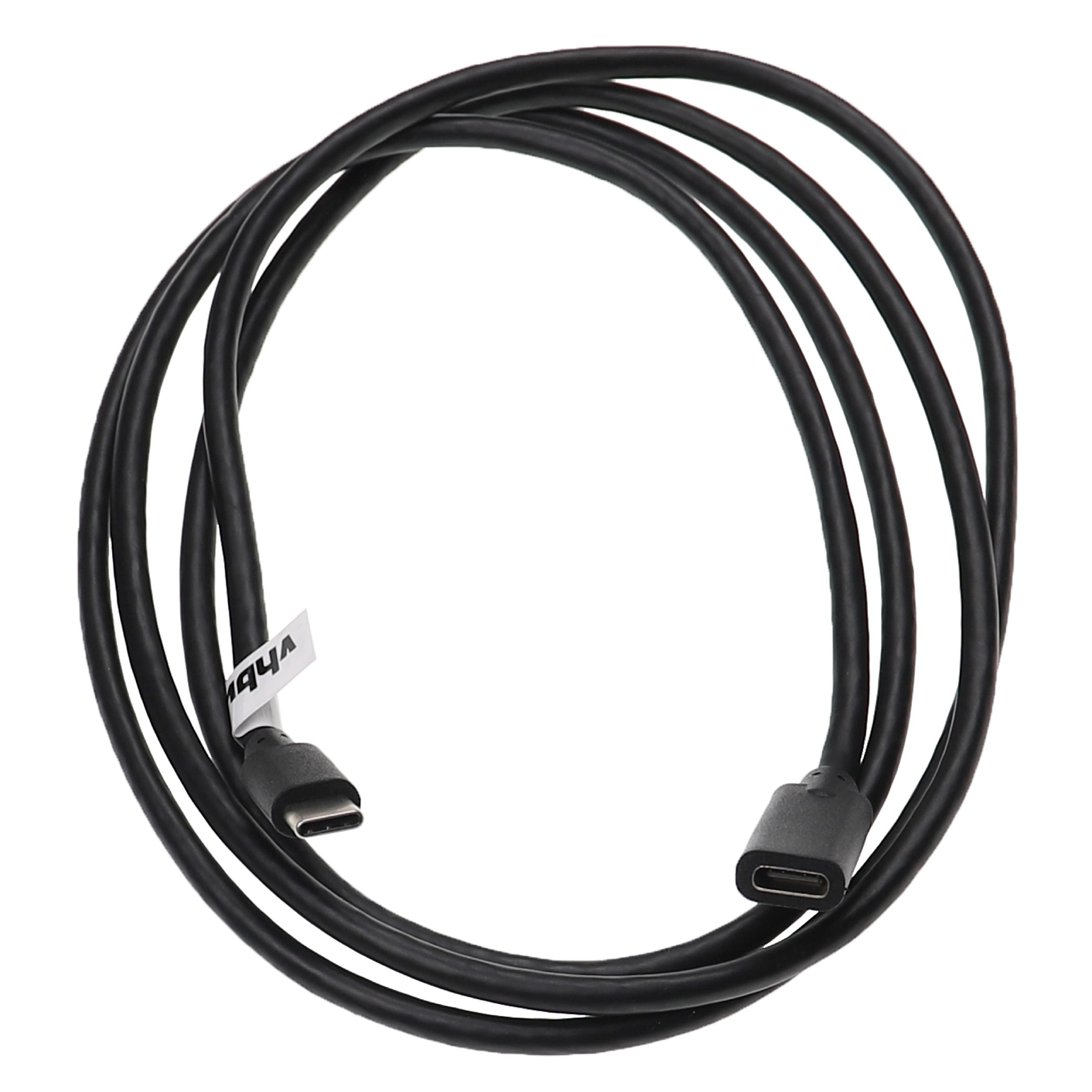 Ein schwarzes USB-C-Kabel mit zwei Steckern. Das Kabel ist aufgerollt, mit einem weißen Etikett.