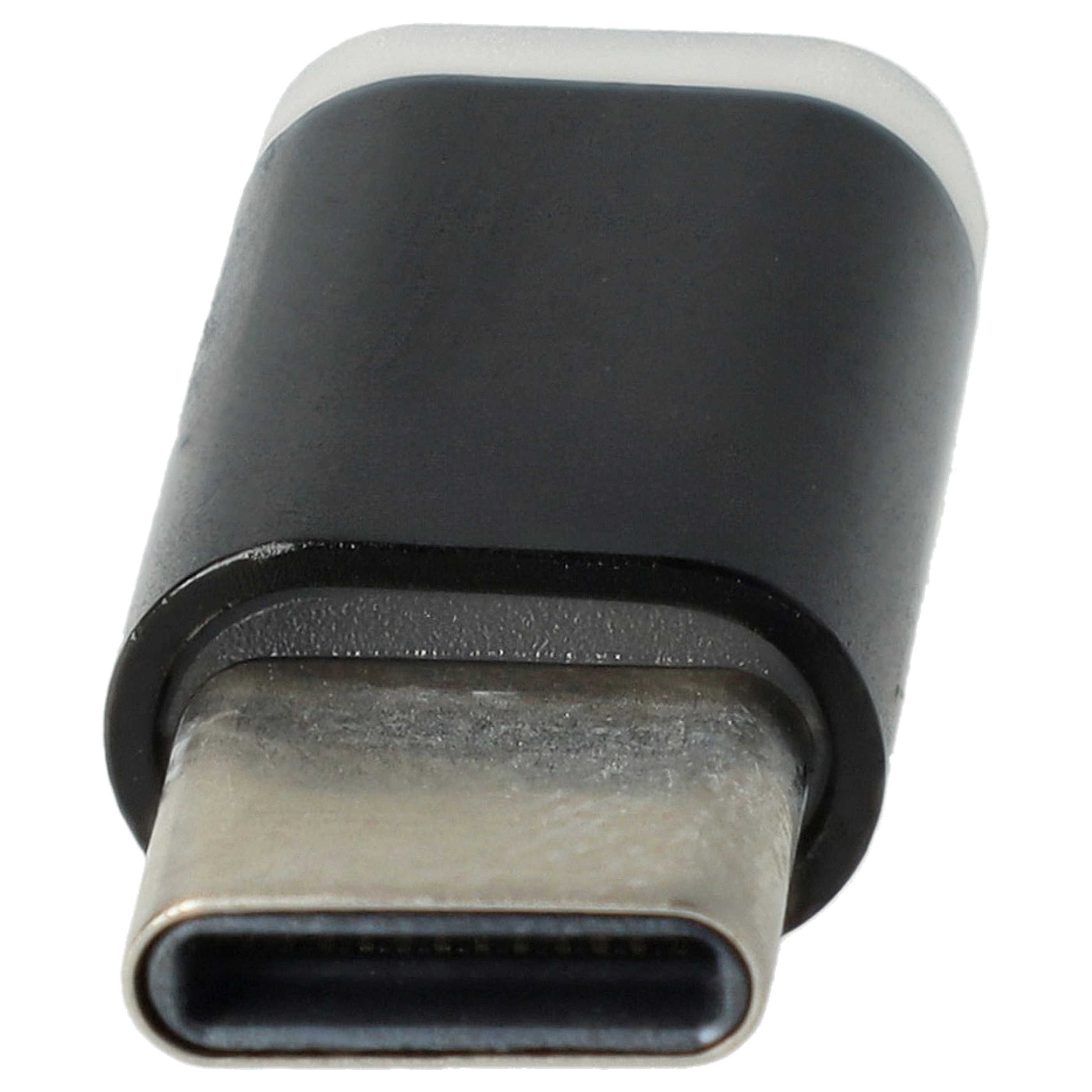 Nahaufnahme eines USB-C-Adapters. Schwarzer Körper mit silbernem Anschluss. Weißer Hintergrund.