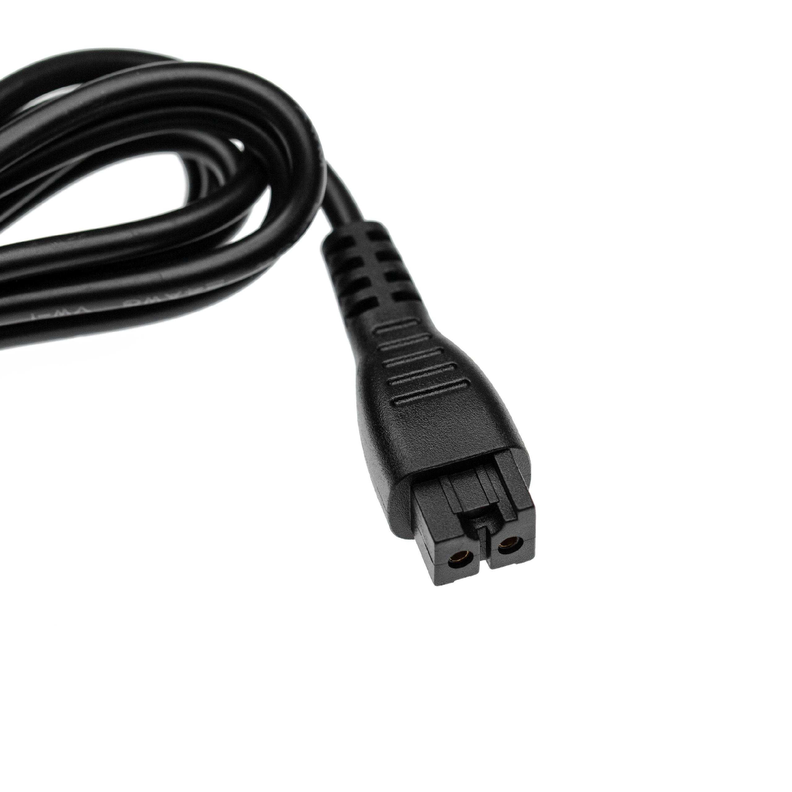 Nahaufnahme eines schwarzen Stromkabels mit einem Stecker am Ende. Weißer Hintergrund.