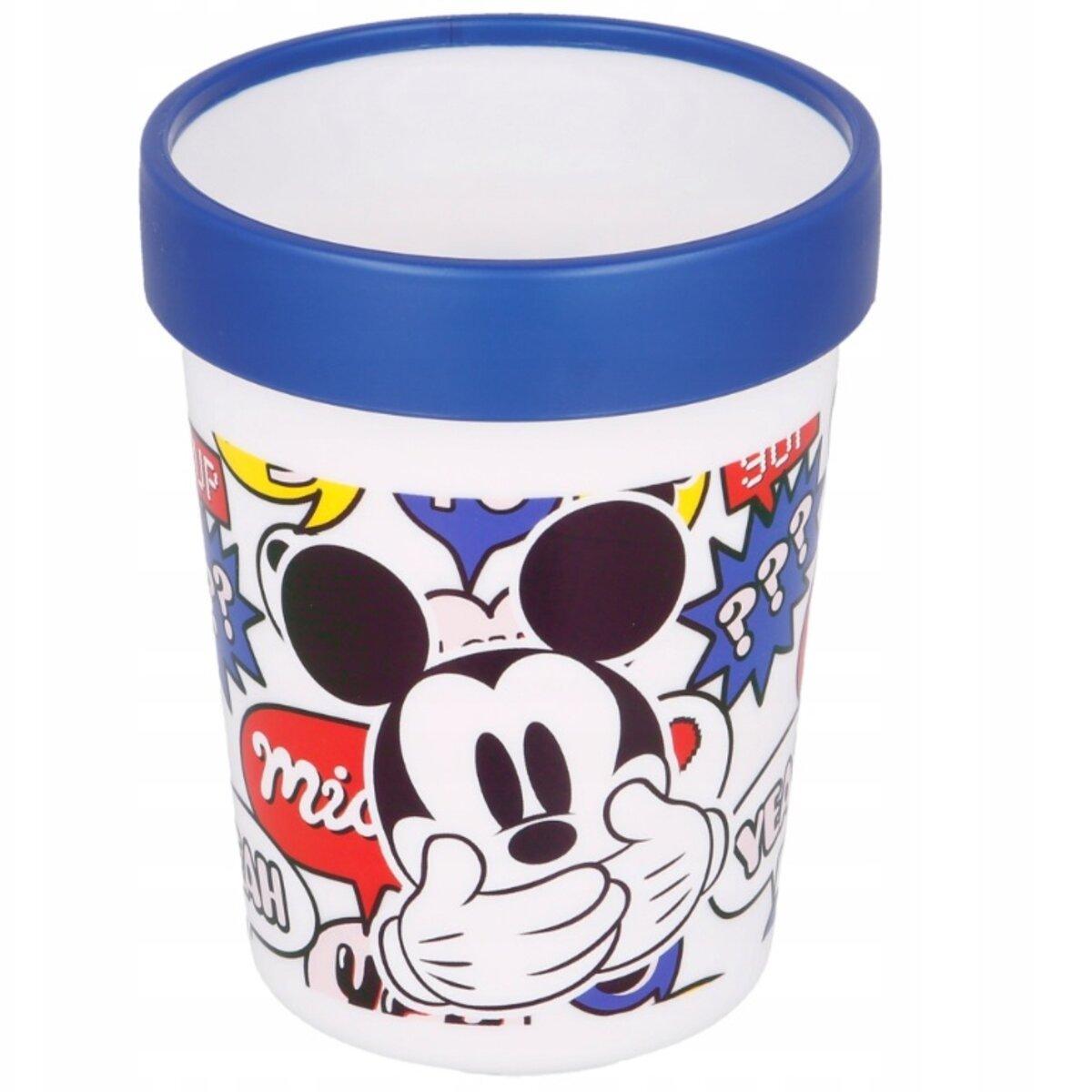 Una taza blanca con borde azul y diseño de Mickey Mouse. La taza presenta bocadillos y gráficos de dibujos animados.