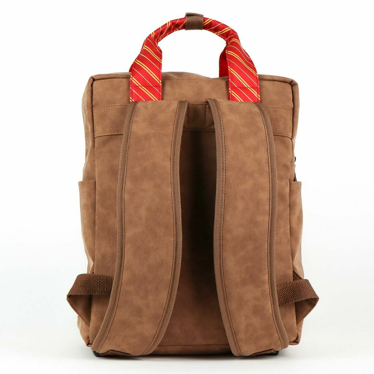 Una mochila marrón con asa a rayas rojas y amarillas. Se ven dos correas marrones, junto con una base marrón y bolsillos laterales.