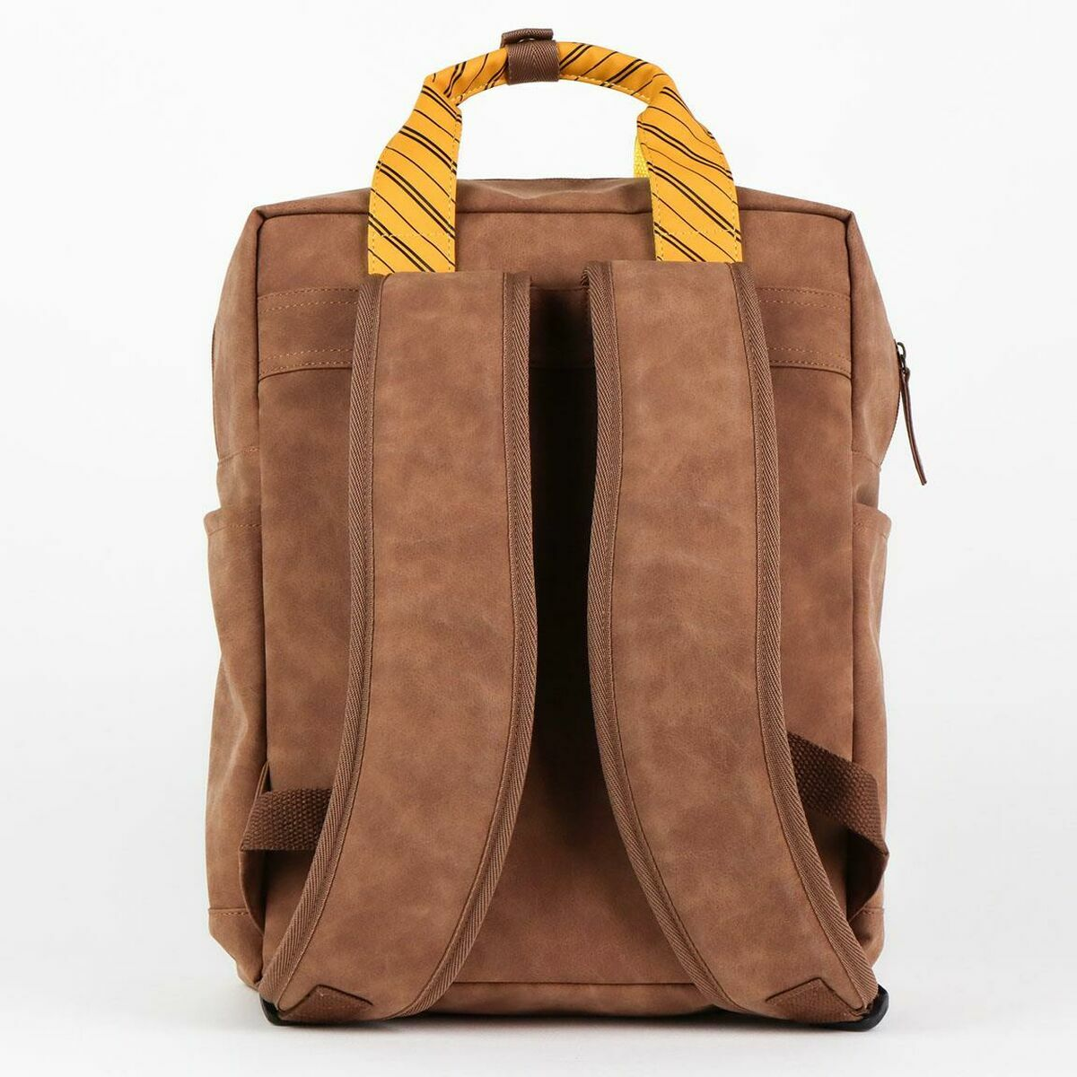 Mochila marrón con asa a rayas amarillas y negras. La mochila tiene dos correas marrones y un pequeño bolsillo lateral.