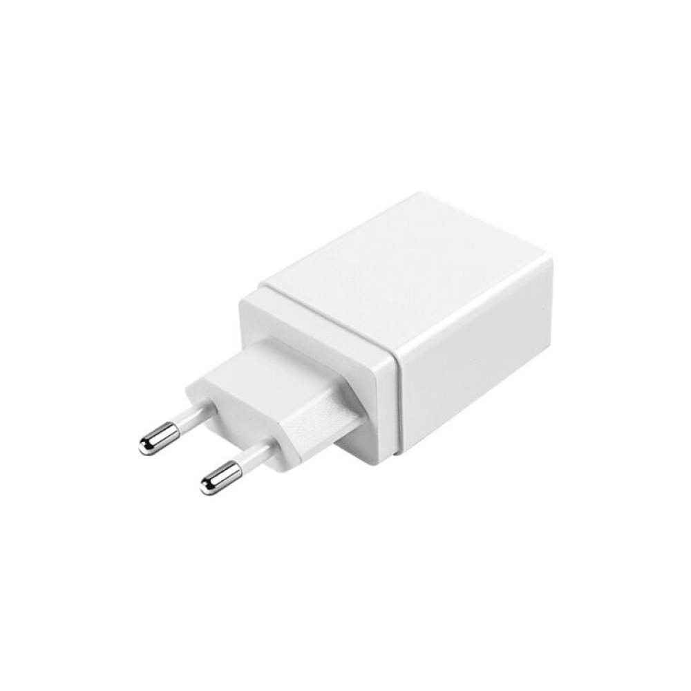 Ein weißes Netzteil mit zwei Stiften für europäische Steckdosen. Der Adapter ist rechteckig und hat ein sauberes Design auf weißem Hintergrund.