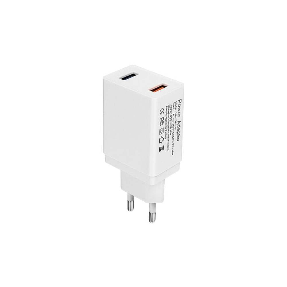 Ein weißer Netzadapter mit zwei USB-Anschlüssen. Er hat einen Eurostecker und Text, einschließlich CE- und FC-Symbolen.