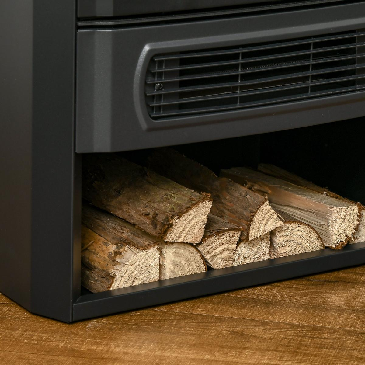 Ein schwarzer Kamin mit Lüftungsschlitz und einem unteren Fach mit gestapeltem Brennholz. Das Holz ist braun und strukturiert.