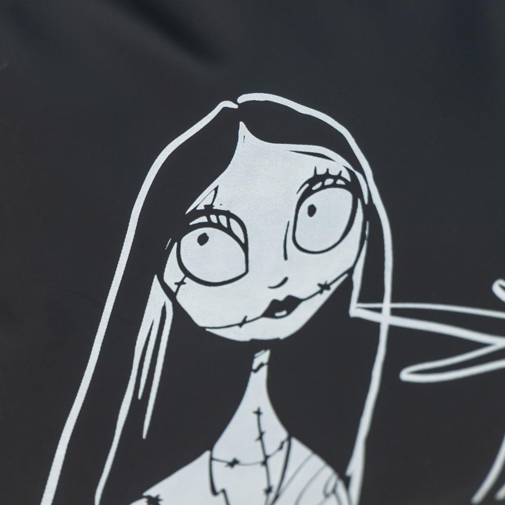 Imagen de primer plano de Sally de The Nightmare Before Christmas. Tiene piel blanca, cabello negro y rasgos cosidos sobre fondo negro.