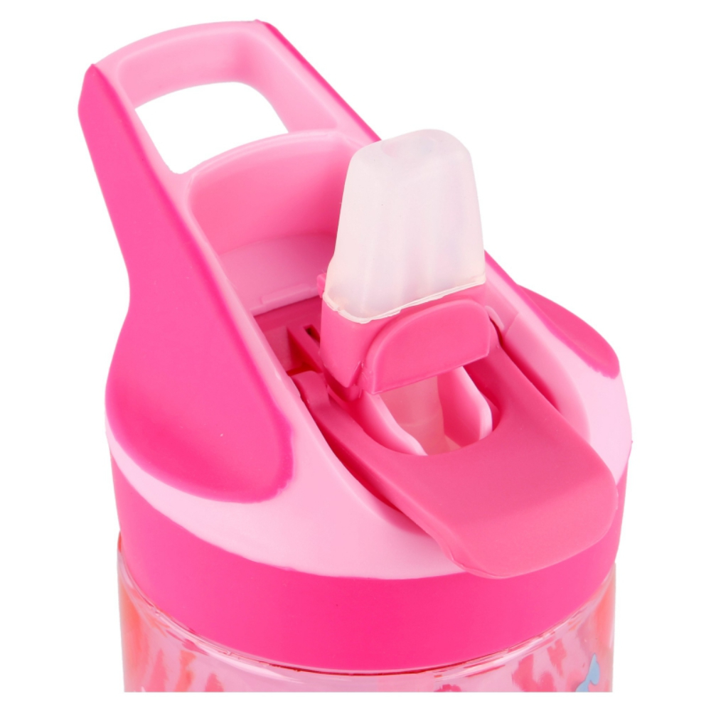 Primer plano de una tapa de botella de agua rosa. La tapa está abierta, mostrando una boquilla blanca. La botella también es rosa.