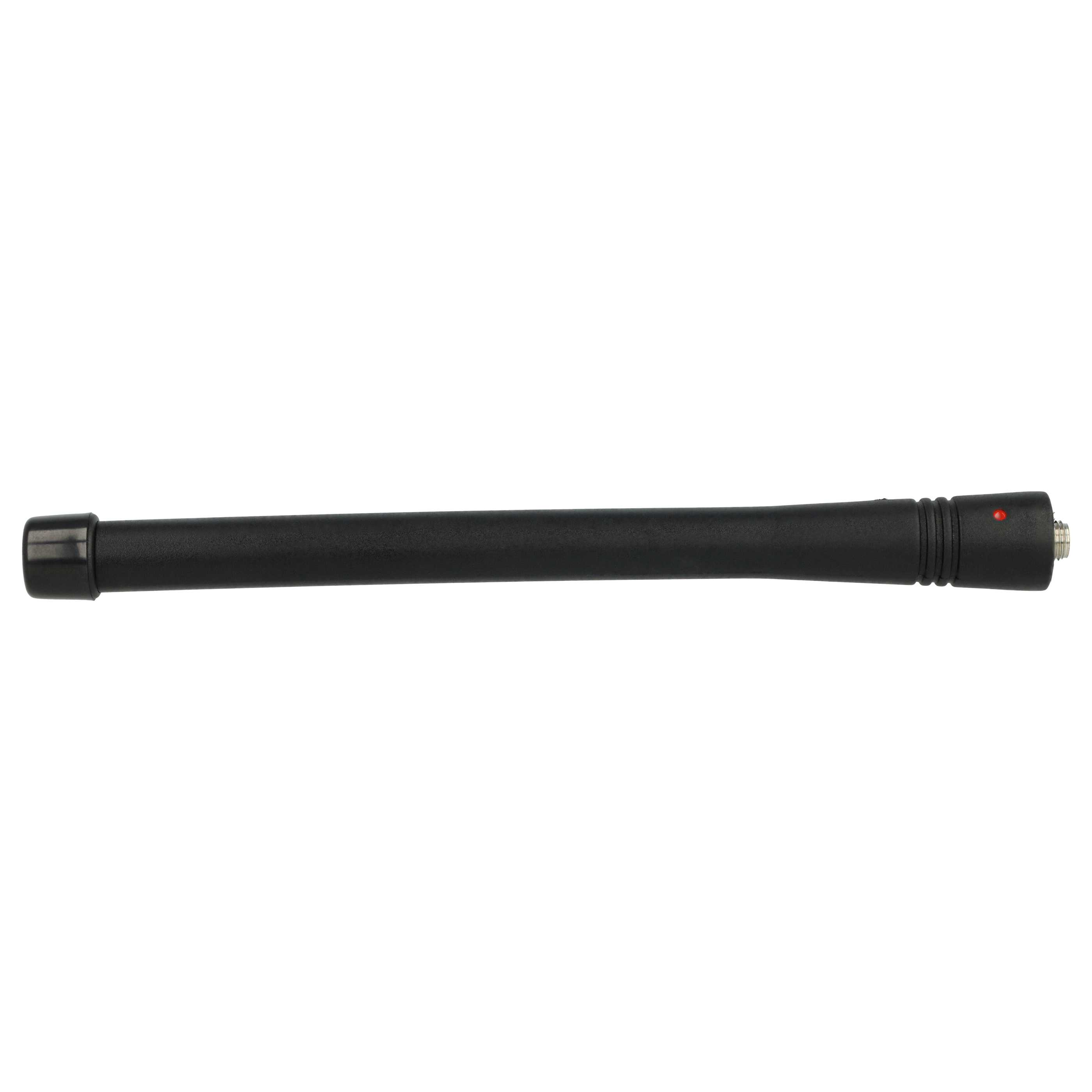 Eine schwarze Antenne auf weißem Hintergrund. Sie hat ein rotes Licht an der Spitze. Die Antenne ist zylindrisch.