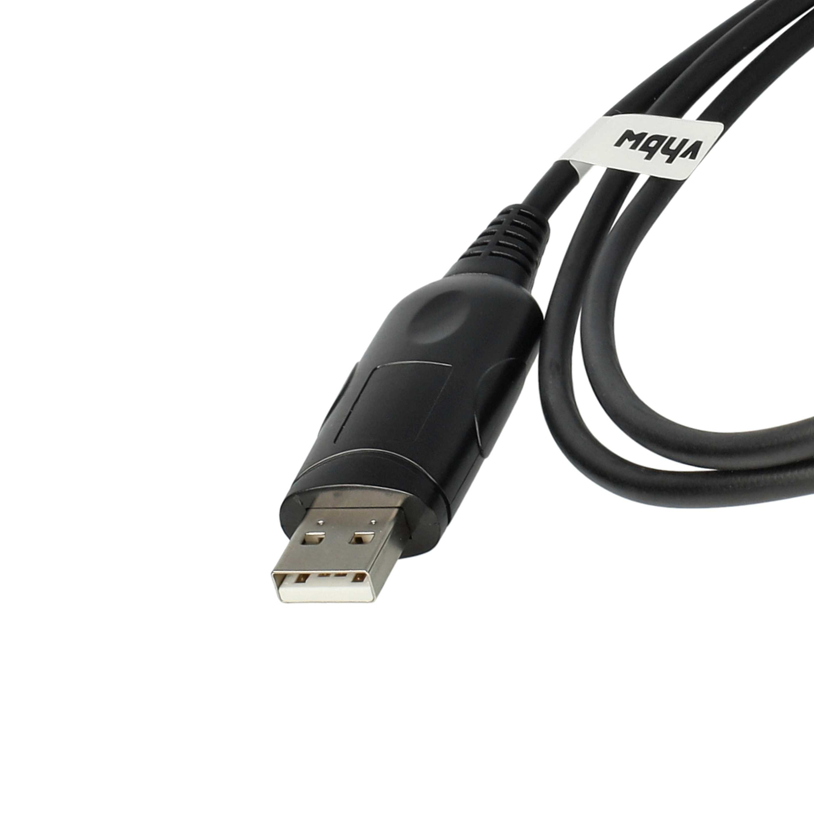 Ein schwarzes USB-Kabel mit USB-Anschluss am Ende. Ein weißes Etikett mit schwarzem Text befindet sich auf dem Kabel.