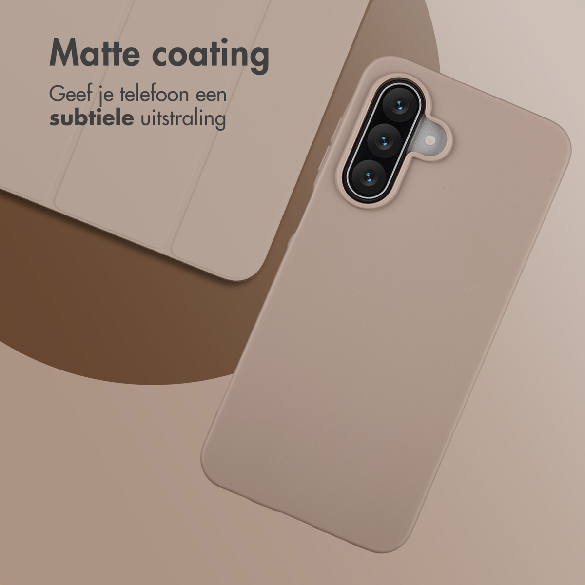 Een telefoonhoesje en een cover worden weergegeven. De hoes is beige met cameralenzen. De achtergrond is een verloop van beige en bruin.