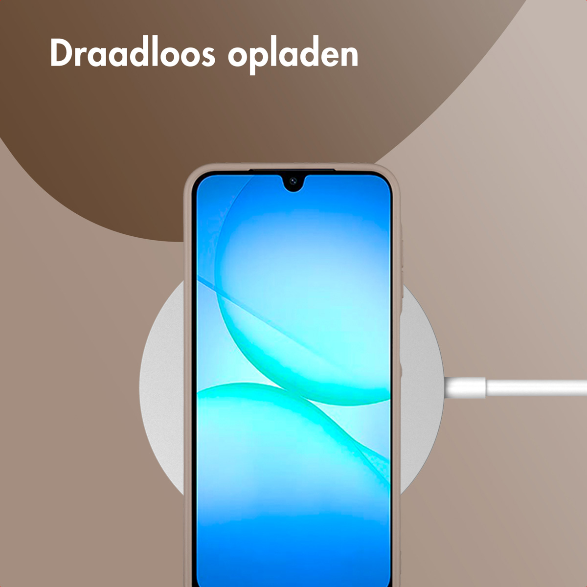 Een smartphone ligt op een draadloze oplader. Het scherm toont een blauw verloop. De achtergrond is bruin.
