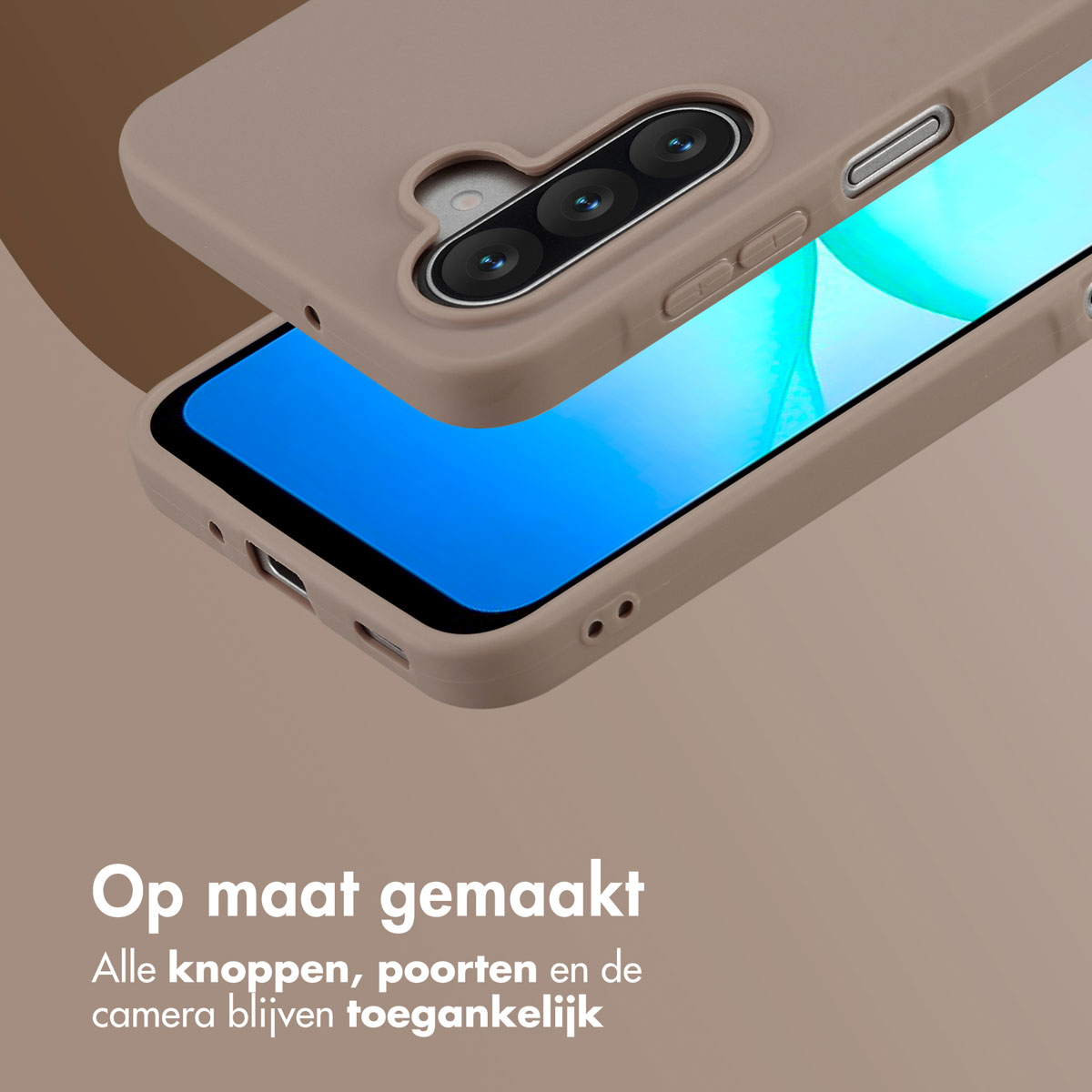 Een close-up toont een telefoon in een beige hoesje. Het scherm van de telefoon is blauw. Het hoesje is iets opgetild, waardoor de camera zichtbaar is.