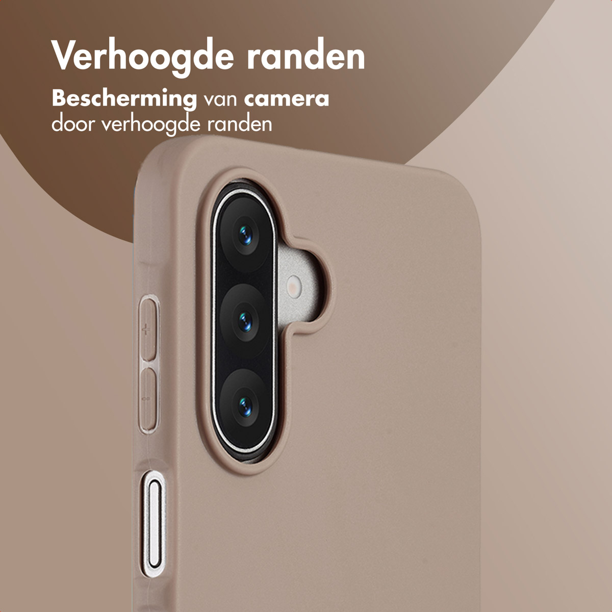 Close-up van een telefoonhoesje met verhoogde randen, ter bescherming van de camera. De hoes is beige en de cameralenzen zijn zichtbaar.