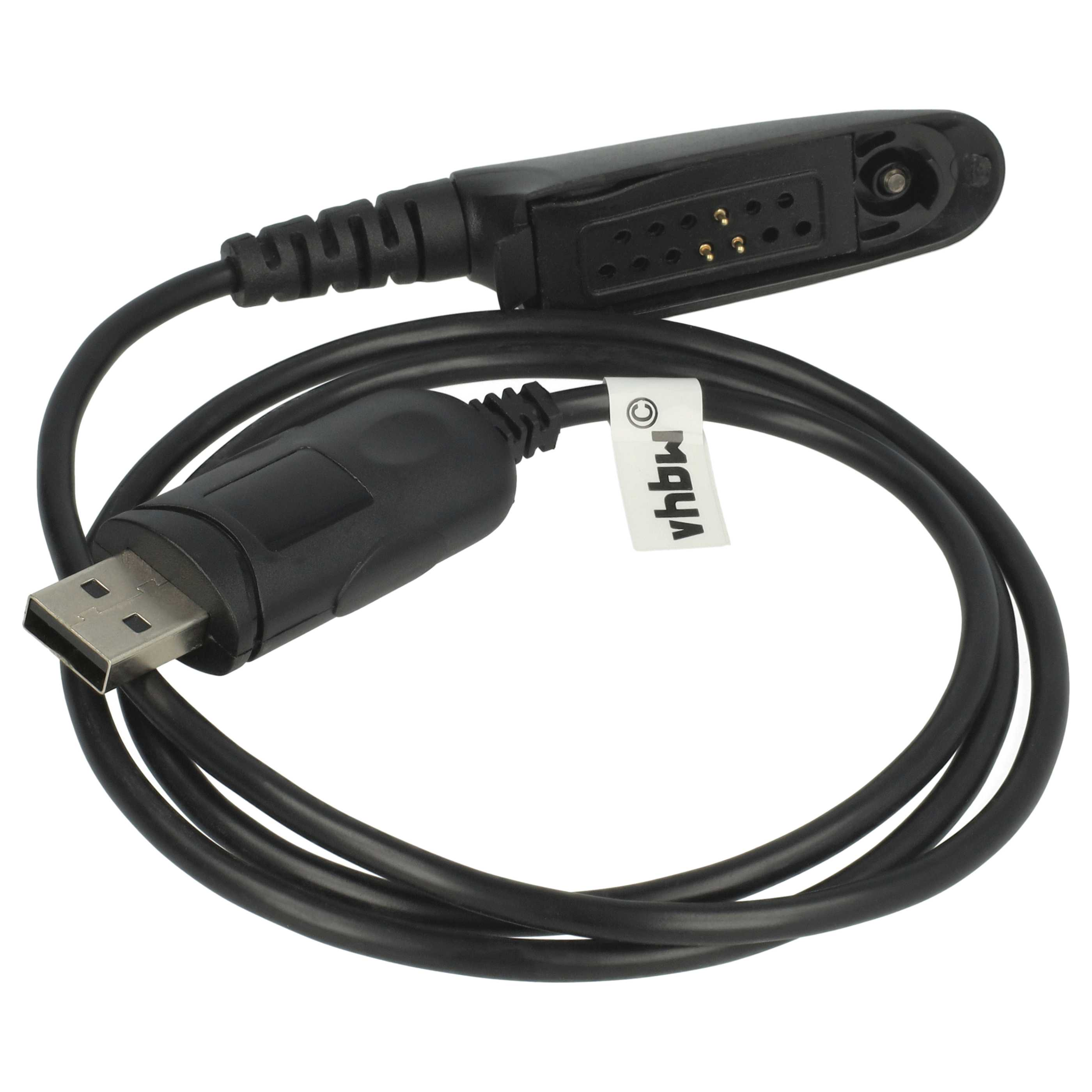 Ein schwarzes Kabel mit USB-Anschluss und einem Stecker mit Pins. Das Kabel hat ein weißes Etikett mit Text.