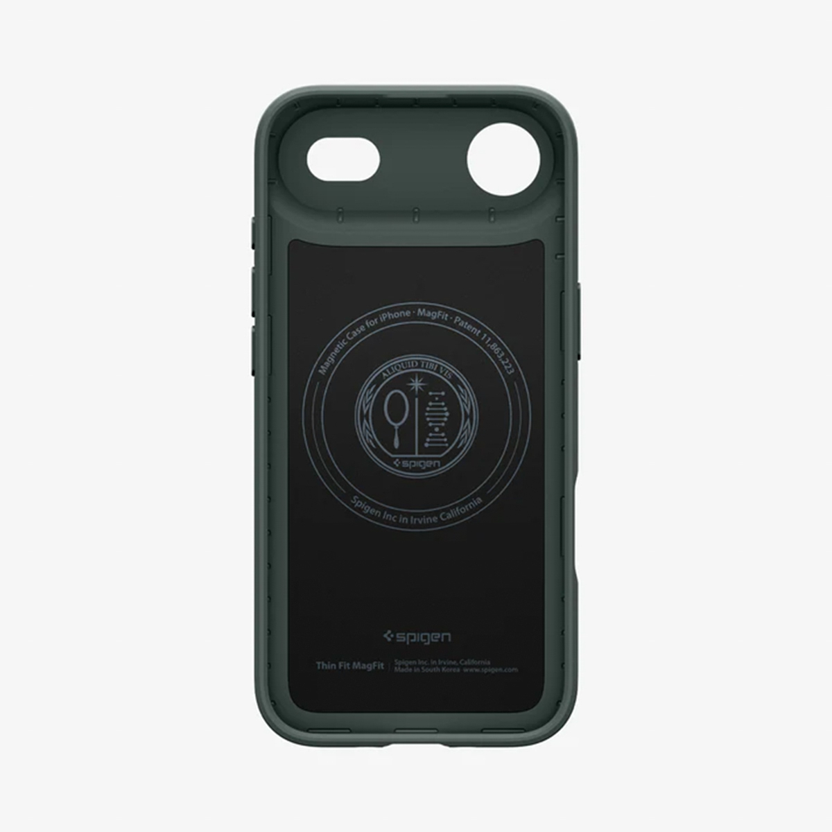 Een donkergroene iPhone-hoes met zwart interieur. De hoes heeft het Spigen-logo en tekst die aangeeft dat het een magnetische hoes is.