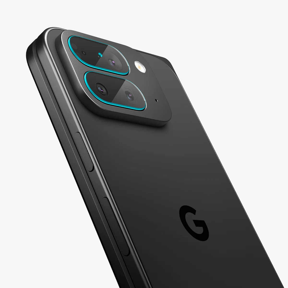 Close-up van een zwarte smartphone. Het heeft drie cameralenzen met blauwe accenten. Het Google-logo is zichtbaar.