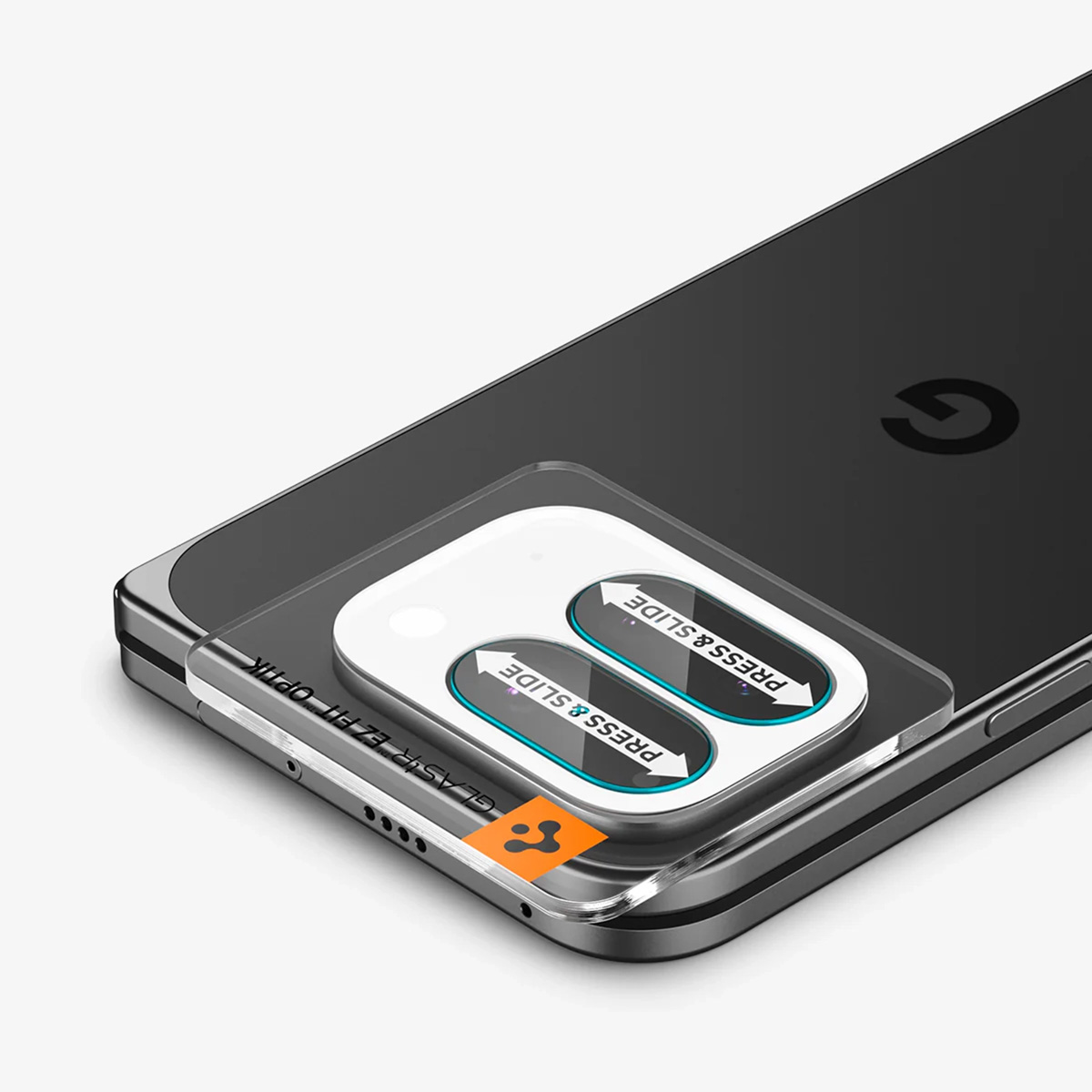 Een doorzichtige telefoonhoes met 'Press & Slide' instructies ligt op een zwarte telefoon. Het Google logo is zichtbaar.