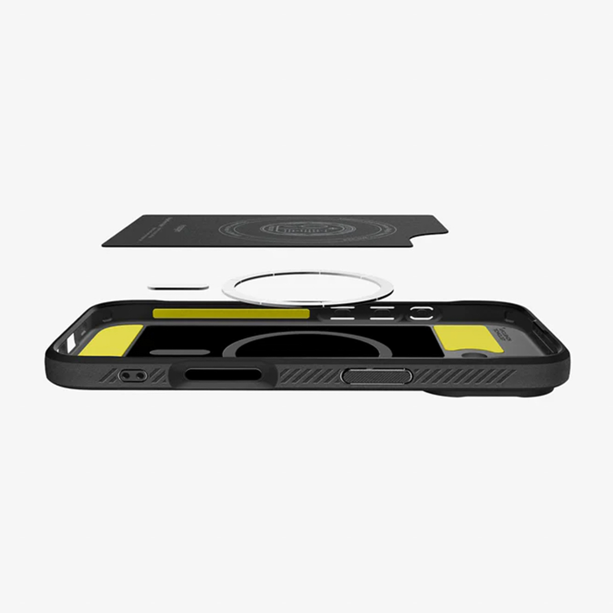 Exploded view van een zwarte telefoonhoes met gele accenten, een magnetische ring en een zwart oplaadpad, alles tegen een witte achtergrond.