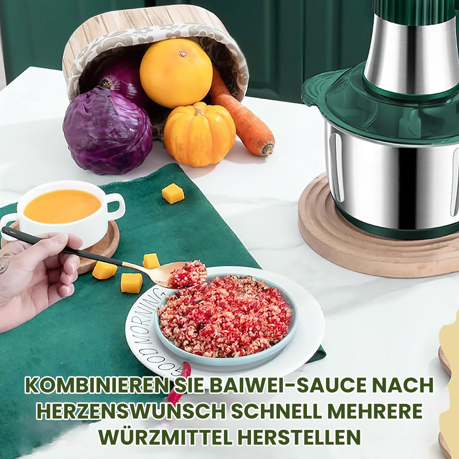 Ein Foodprocessor mit Gemüse und Zutaten. Eine Hand hält einen Löffel mit Essen. Text auf Deutsch am unteren Rand.