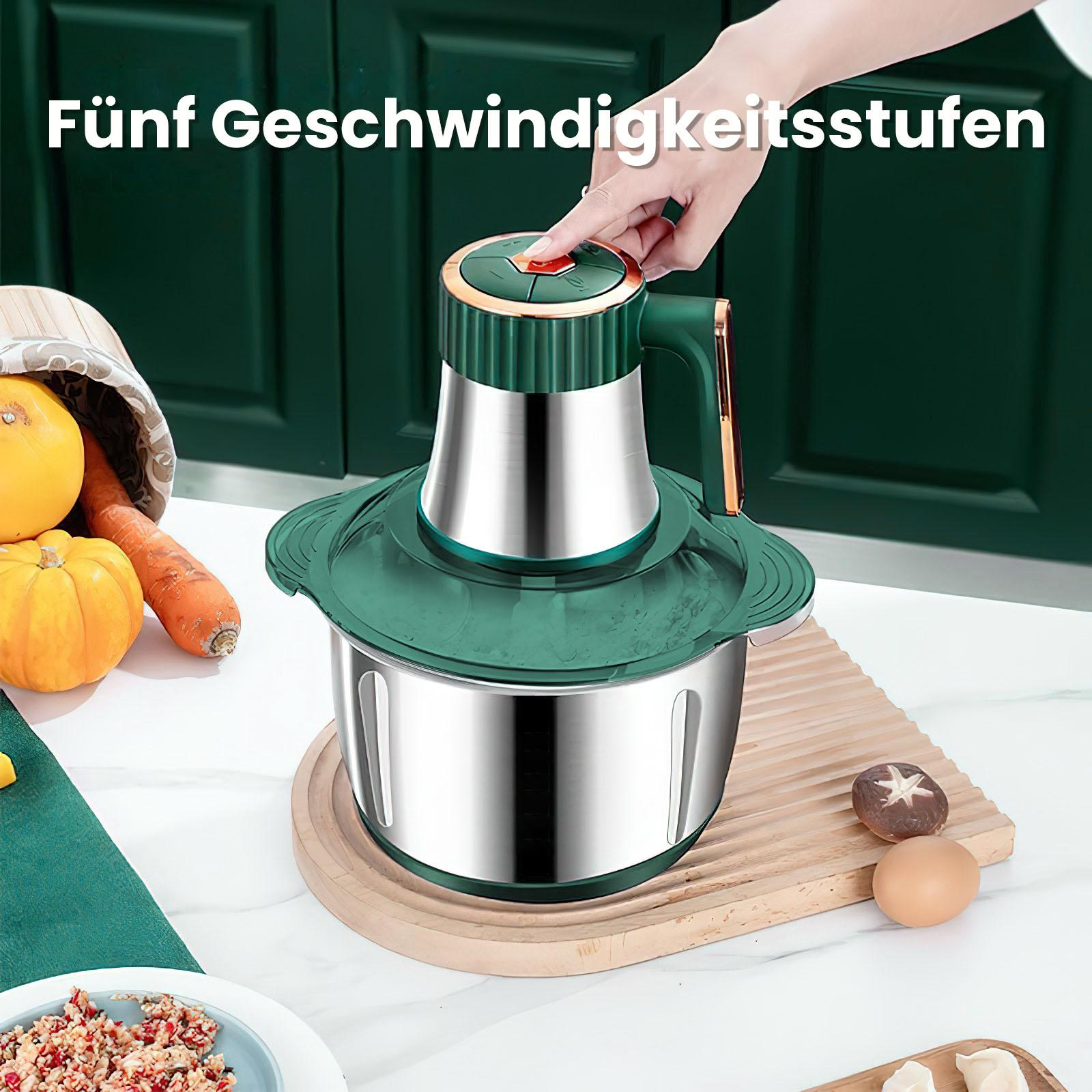 Ein Foodprozessor mit grünen Akzenten, Gemüse und einer Hand, die einen Knopf drückt. Zutaten an der Seite.