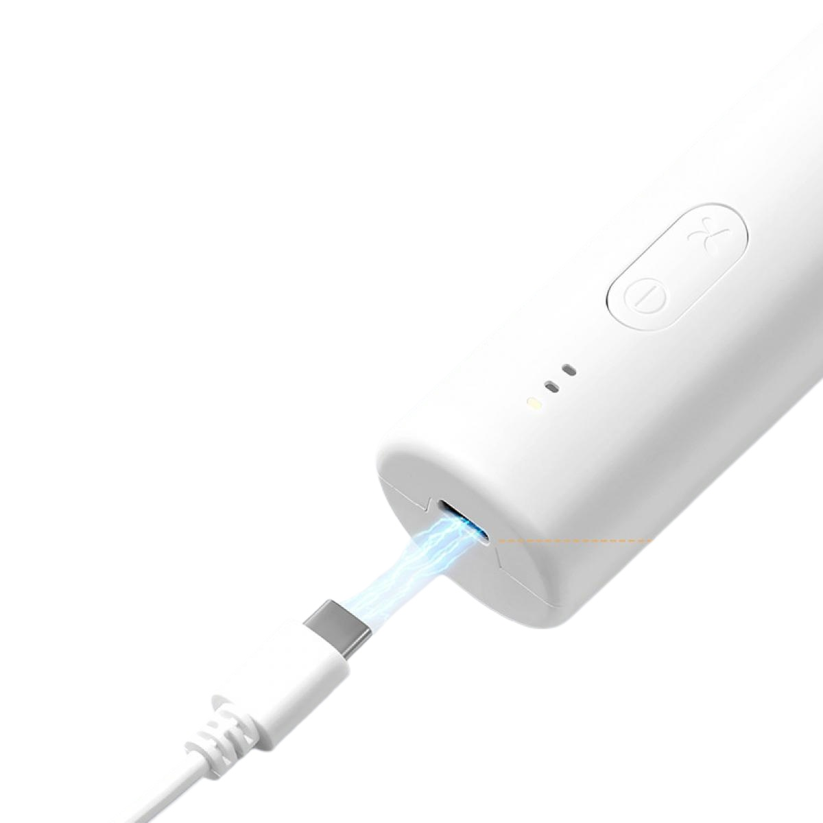 Ein weißes Gerät wird mit einem USB-C-Kabel aufgeladen. Blaues Licht geht vom Ladeanschluss aus. Drei Punkte zeigen die Akkulaufzeit an.