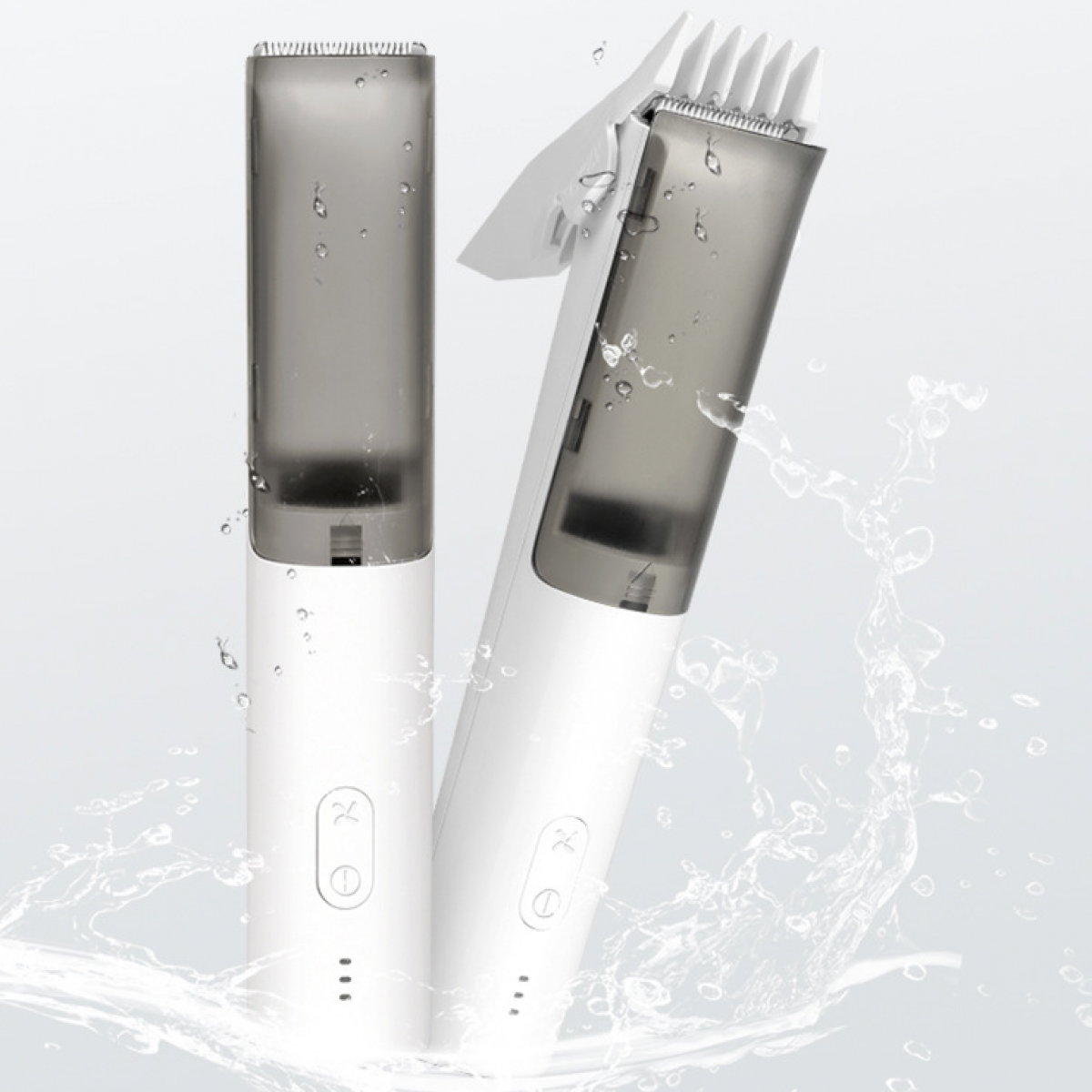 Zwei weiße und graue Elektrorasierer. Wassertropfen und -spritzer. Die Rasierer sind schräg. Sauberer, minimalistischer Look.