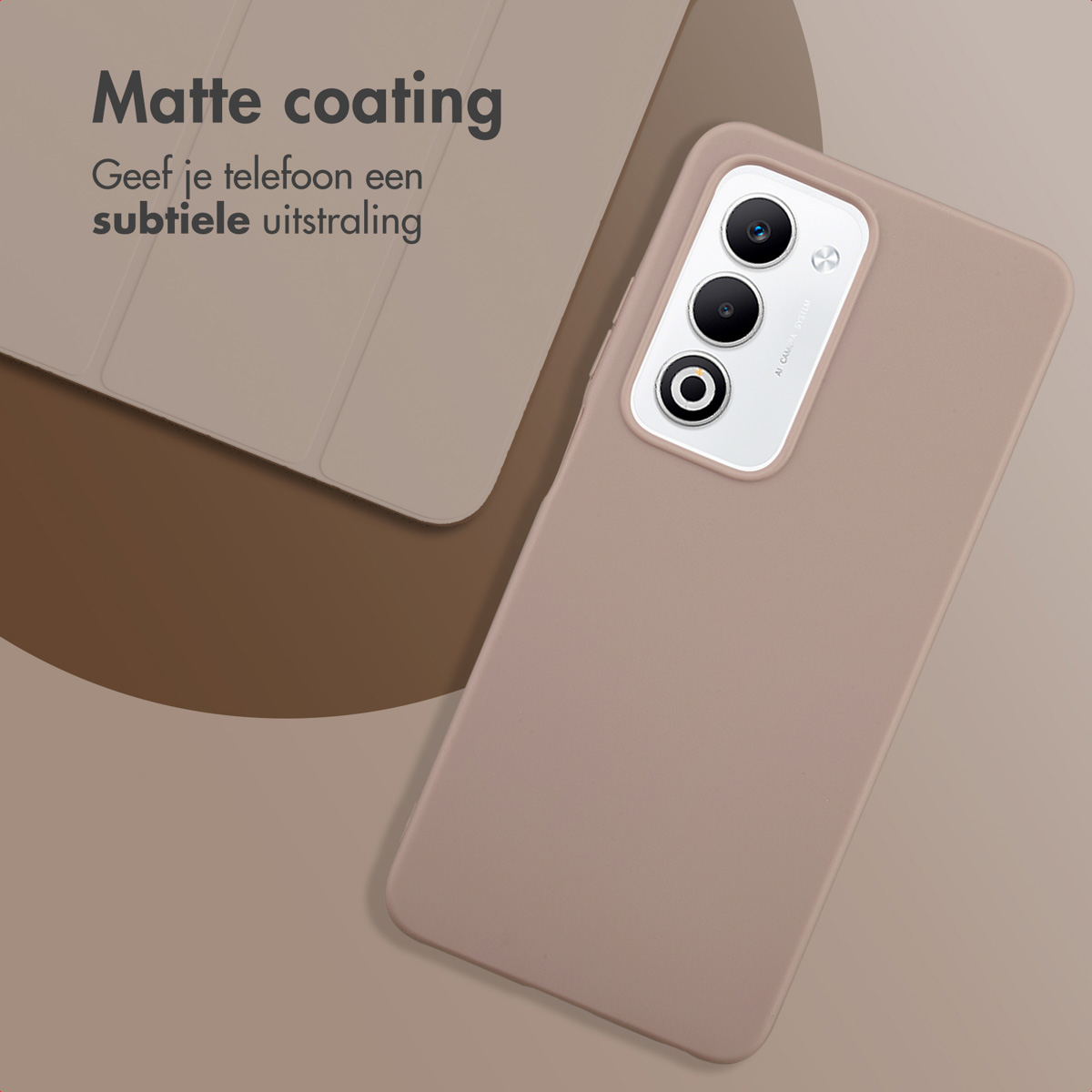 Een telefoonhoesje in een lichtbruine kleur wordt weergegeven. De telefoon heeft een cameramodule. Bovenstaande tekst luidt 'Matte coating'.
