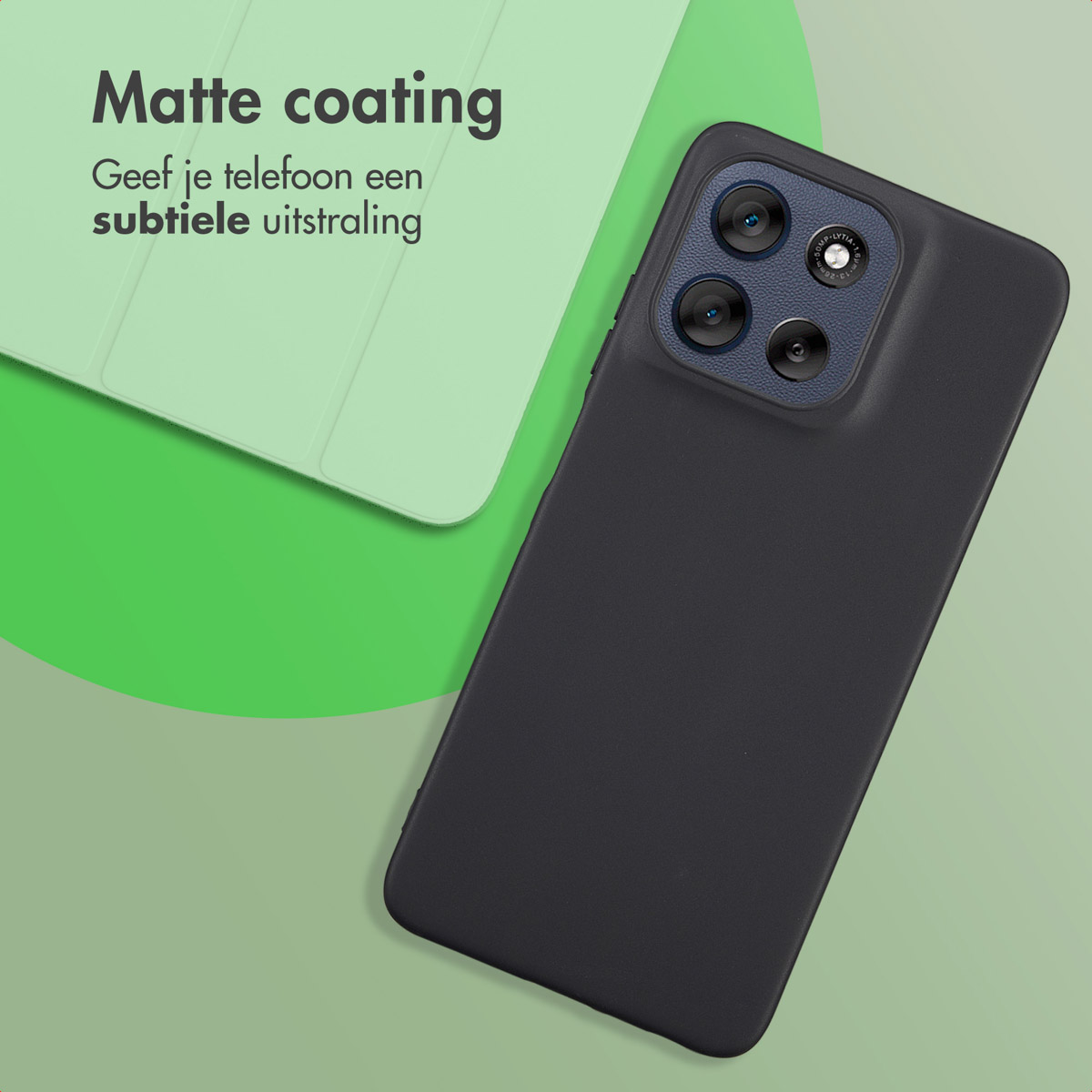 Een zwarte telefoon met meerdere camera's en een hoesje ligt op een groen oppervlak naast een lichtgroen object. Tekst luidt 'Matte coating'.