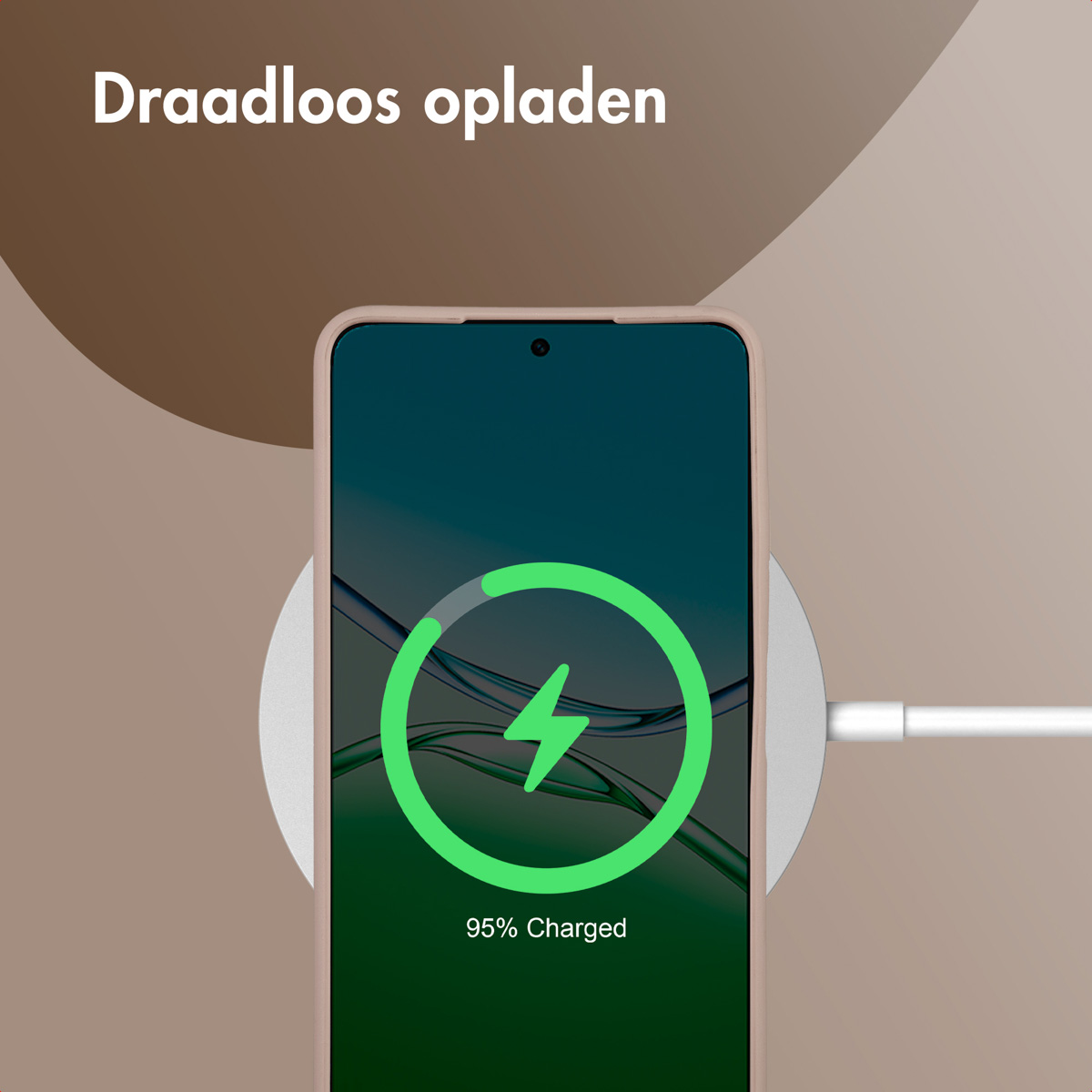 Een telefoon die draadloos oplaadt, met een groen oplaadicoon dat 95% opgeladen toont. De telefoon ligt op een witte oplaadpad.