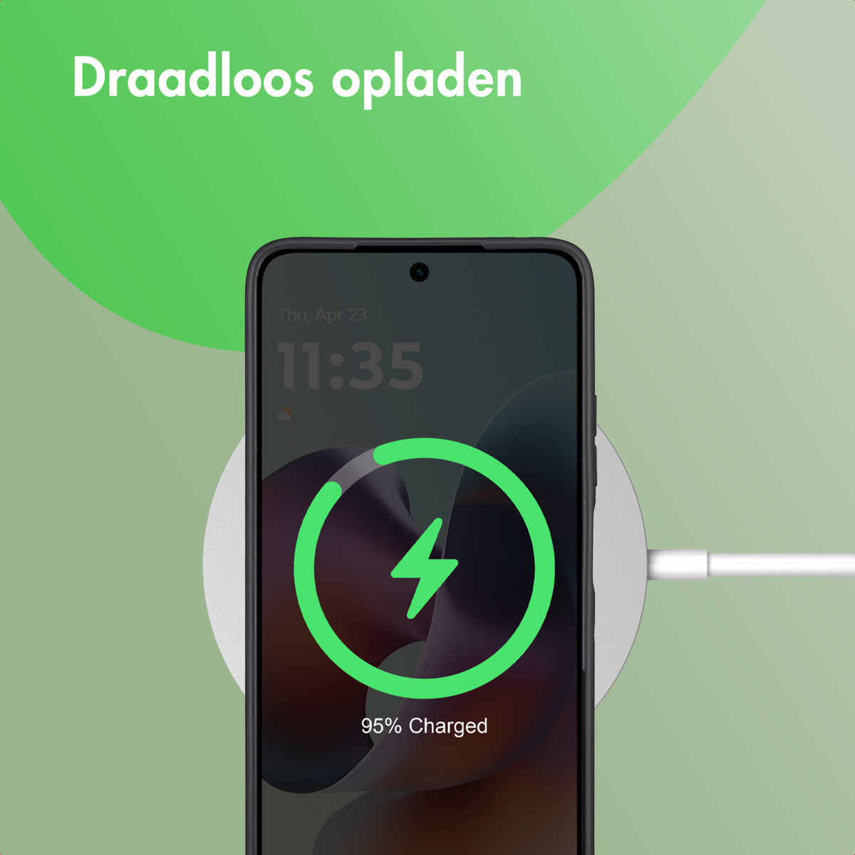 Een telefoon laadt draadloos op, met 95% opgeladen. Een groene bliksem in een groene cirkel. De telefoon ligt op een witte oplaadpad.