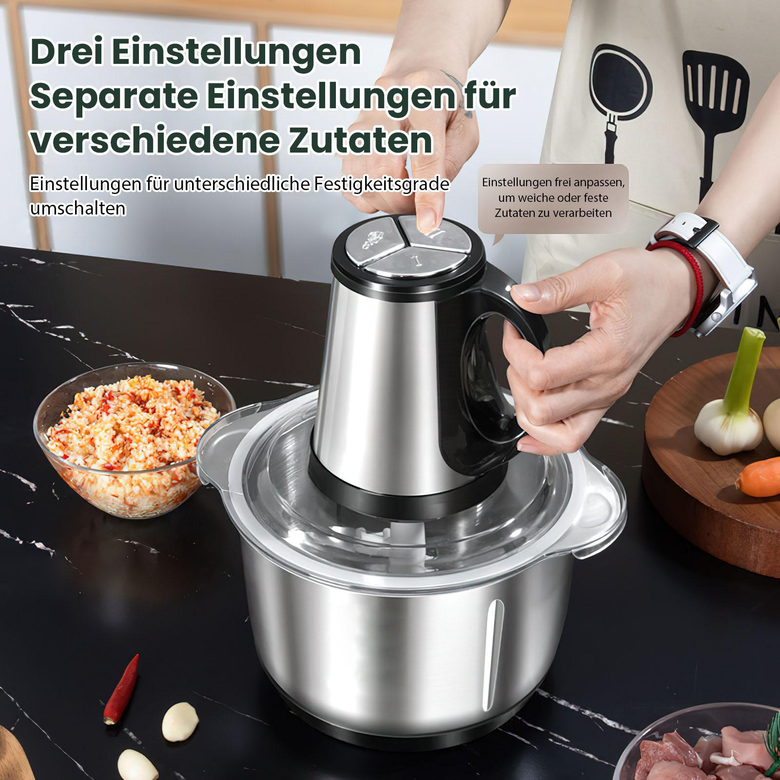 Ein Lebensmittelverarbeiter wird mit Zutaten wie Knoblauch, Karotten und gehackten Lebensmitteln gezeigt. Eine Person benutzt die Maschine.
