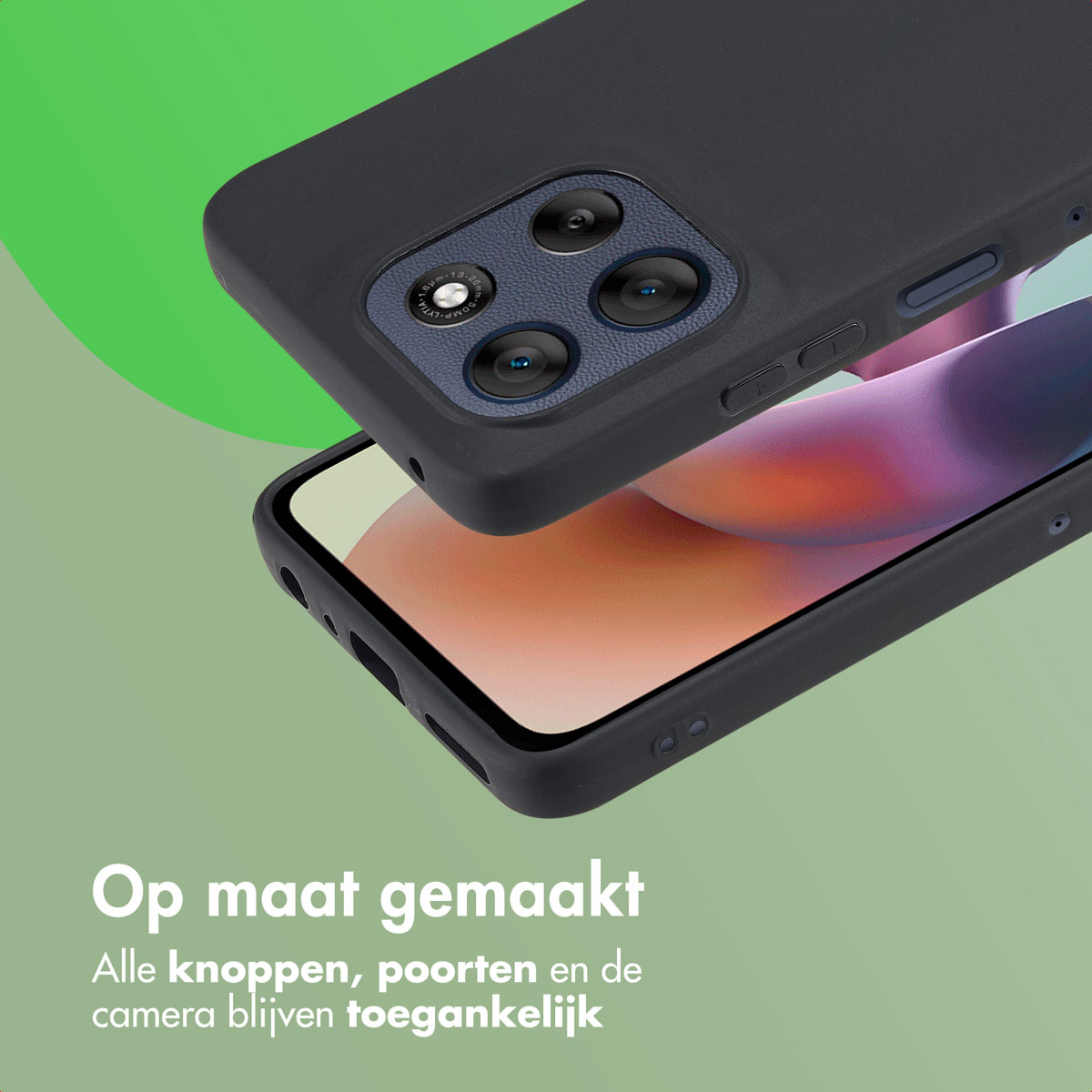 Een zwarte telefoonhoes met cameralenzen wordt getoond over een telefoonscherm. De tekst zegt 'Op maat gemaakt' en 'Alle knoppen...'
