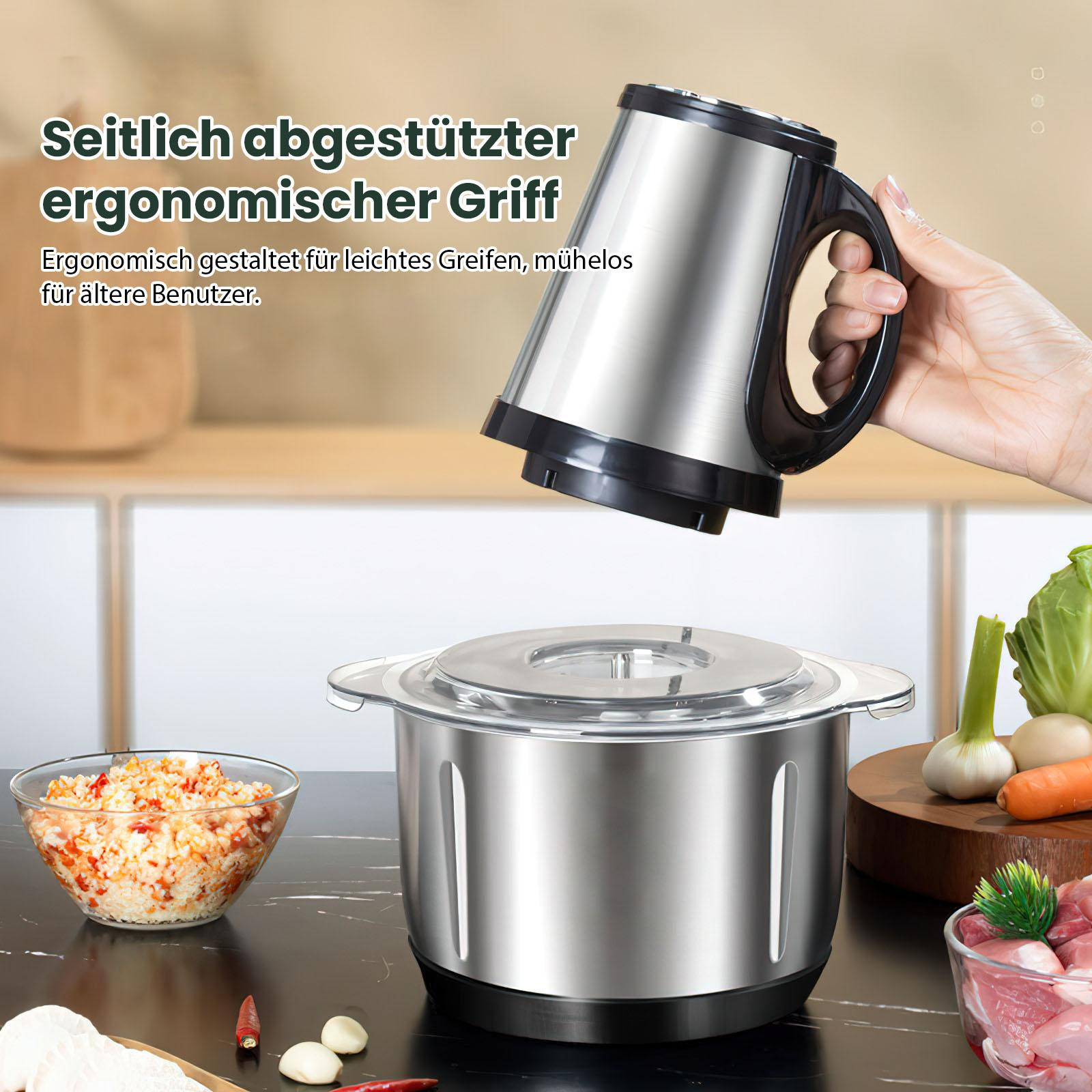 Eine Person hält den Griff eines silbernen Küchenmixers über der Schüssel. Gemüse und Fleisch sind in der Nähe.