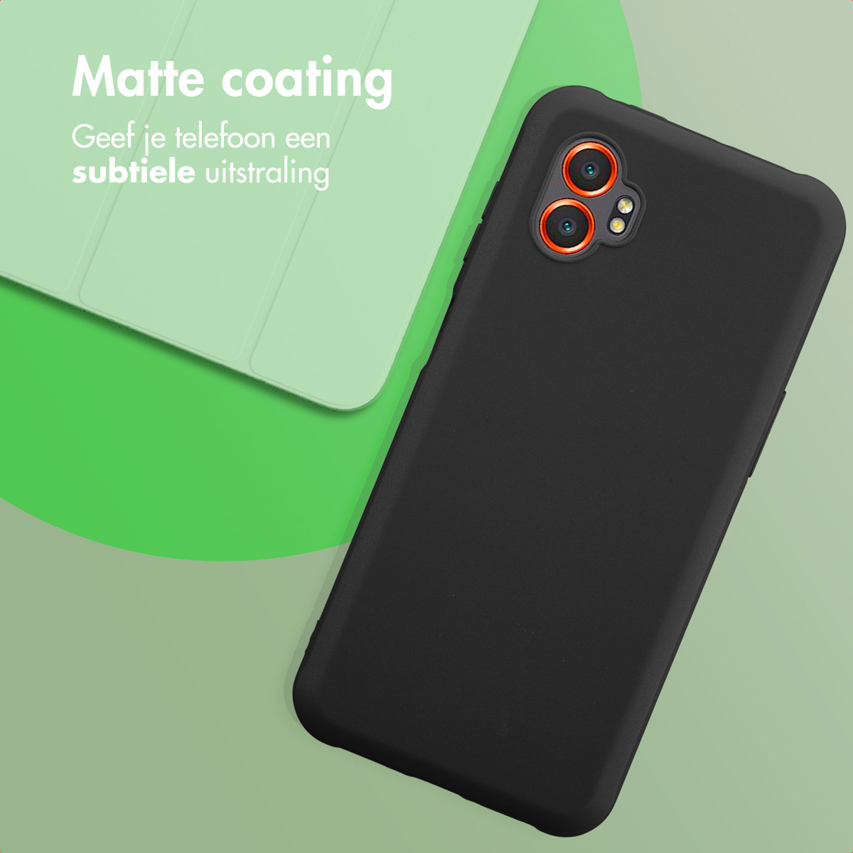 Zwarte telefoonhoes met oranje cameraringen op een groene achtergrond, met een lichtgroene hoes. Tekst: "Matte coating".