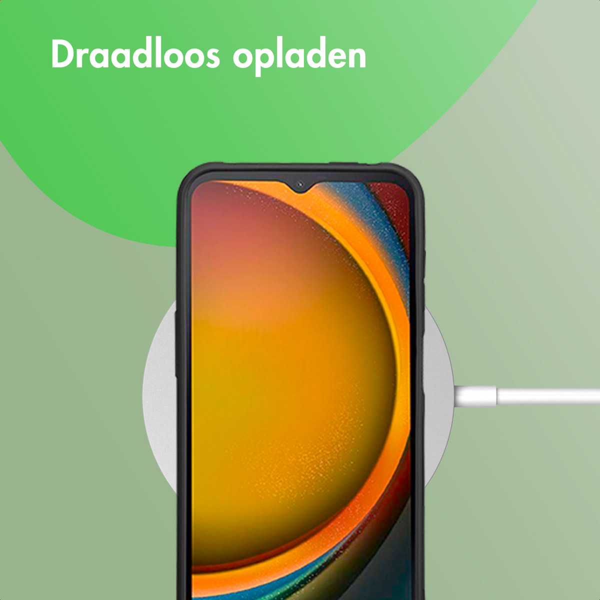 Een smartphone die draadloos oplaadt. De telefoon ligt op een witte oplaadpad. Groene en witte achtergrond. Tekst: 'Draadloos opladen'.
