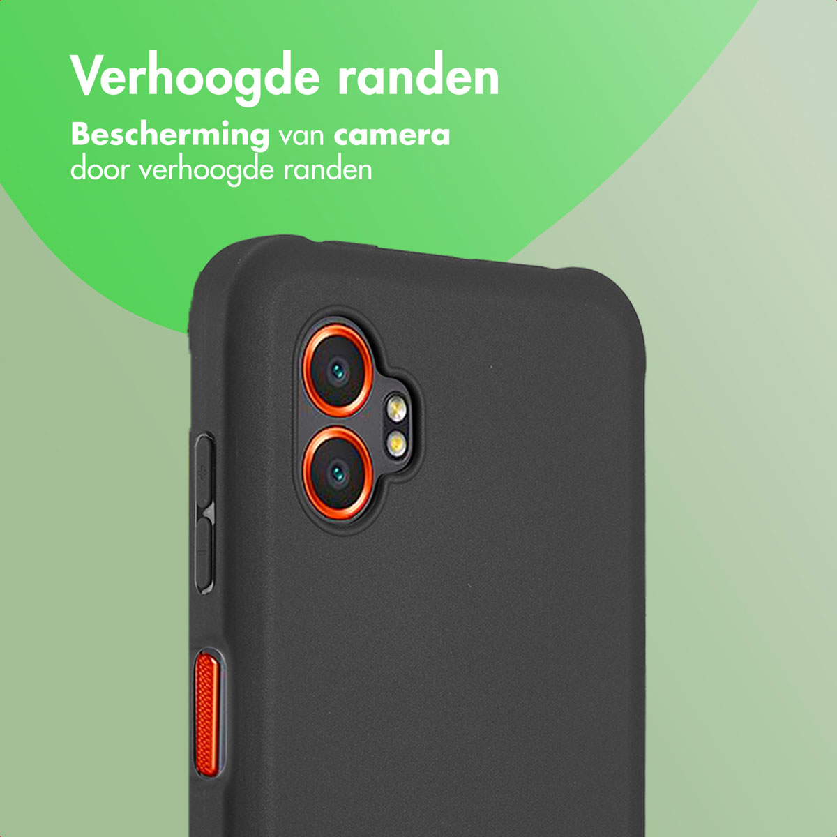 Close-up van een zwarte telefoonhoes met oranje cameraringen. De tekst 'Verhoogde randen' is zichtbaar.