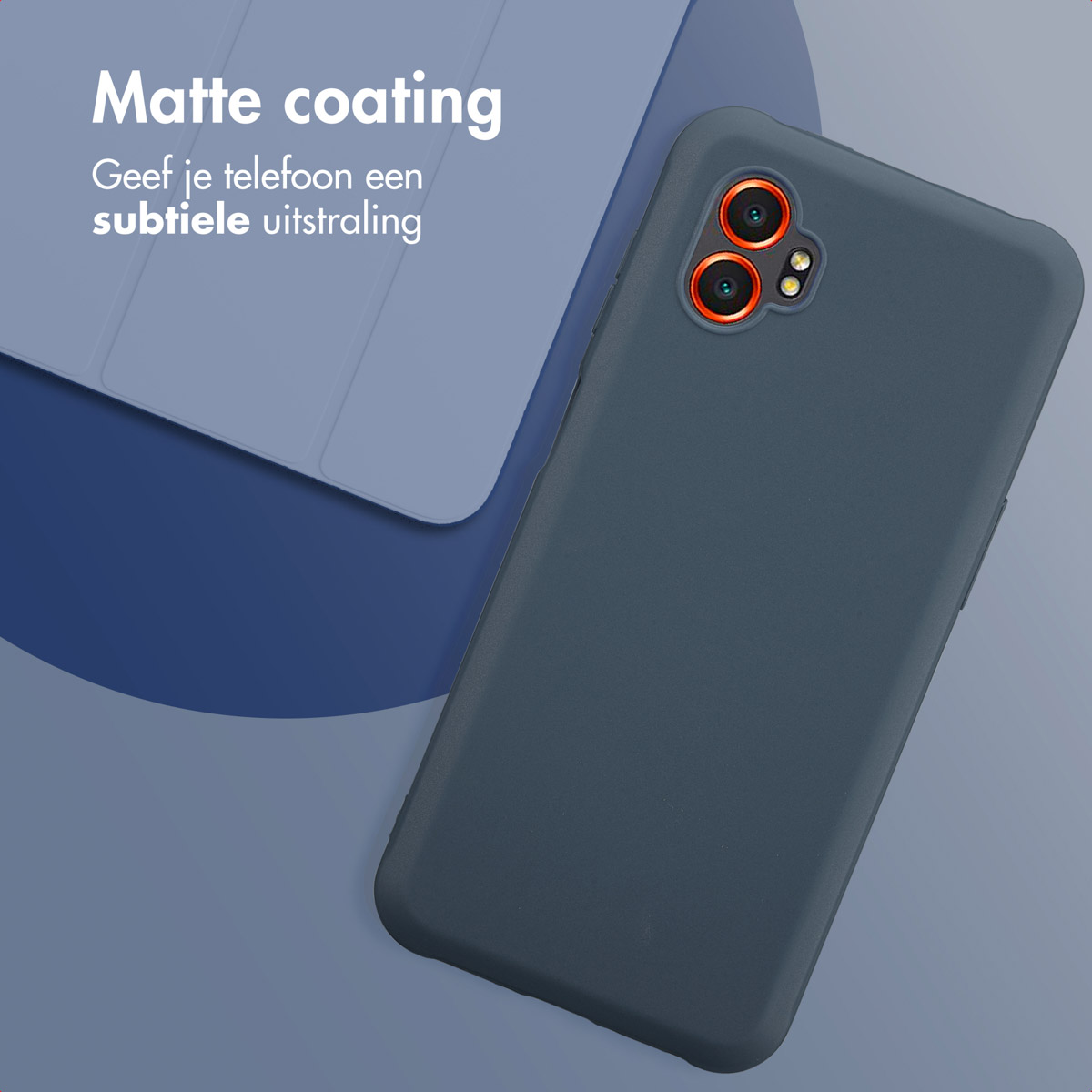 Een donkerblauwe telefoonhoes wordt getoond op een blauwe achtergrond. De hoes heeft een cameramodule met oranje accenten.