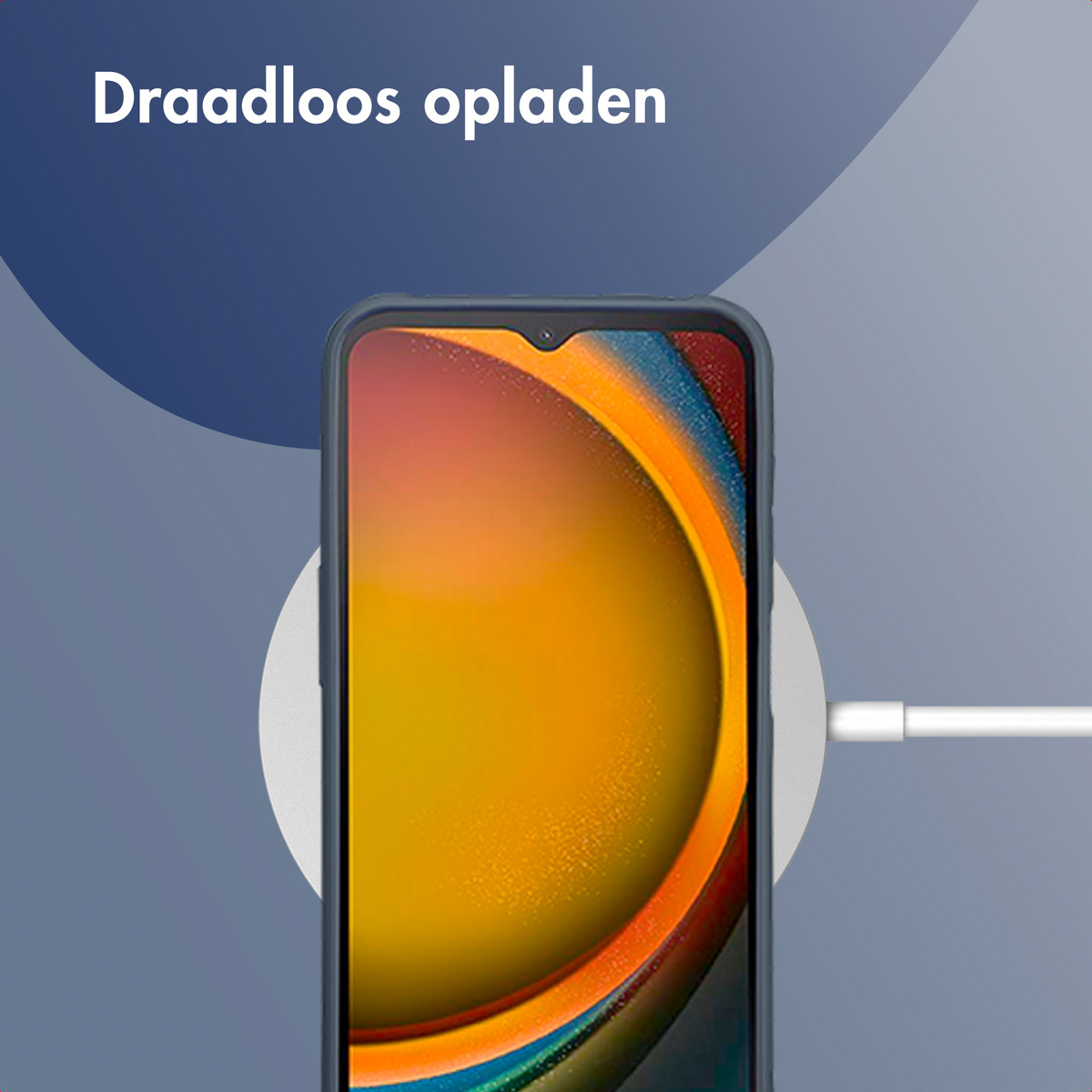 Een telefoon ligt op een draadloze oplader. De telefoon toont een kleurrijke afbeelding. De oplader is verbonden via een witte kabel. Tekst: 'Draadloos opladen'.