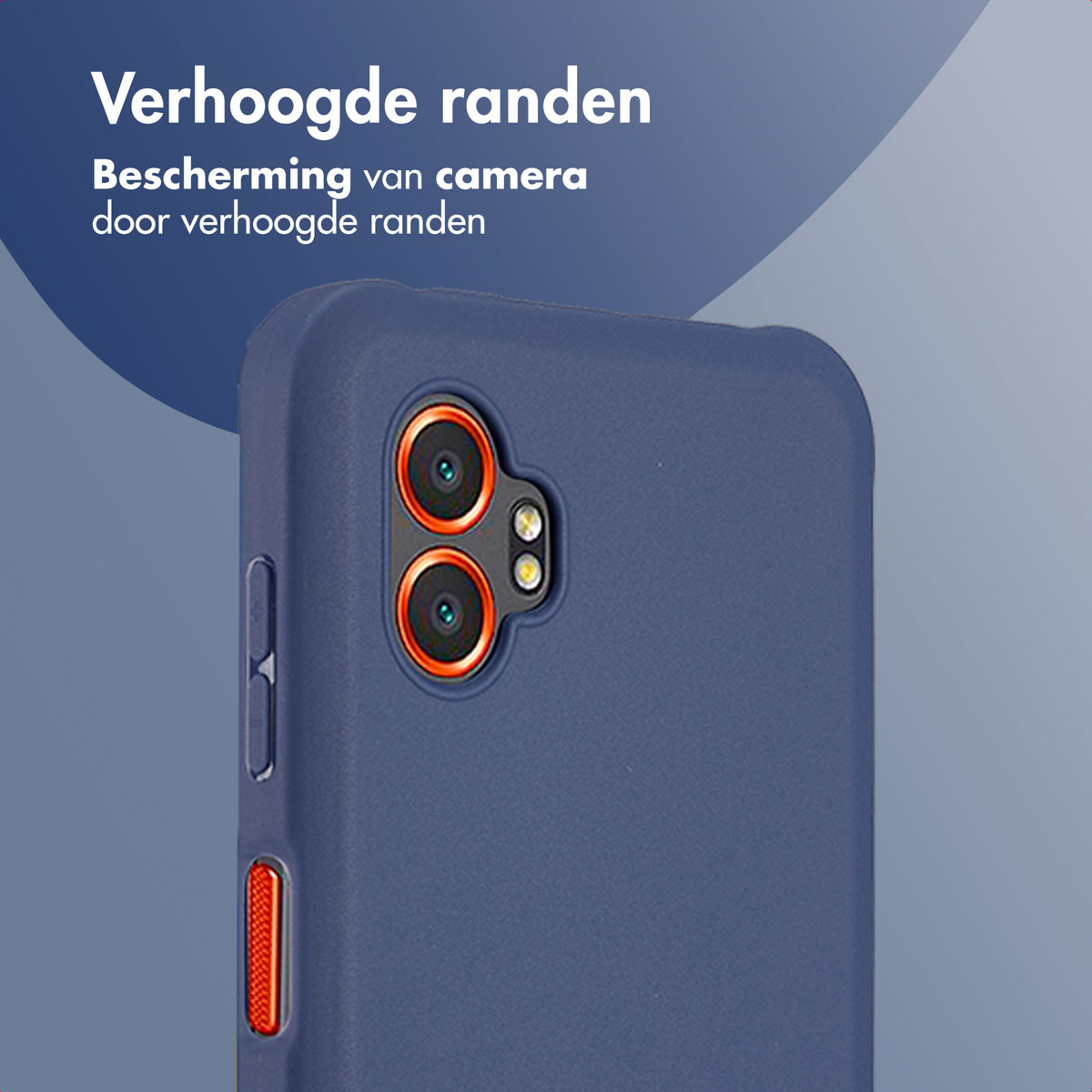 Close-up van een blauwe telefoonhoes met cameralenzen en oranje accenten. Nederlandse tekst: 'Verhoogde randen' en 'Camerabescherming'.