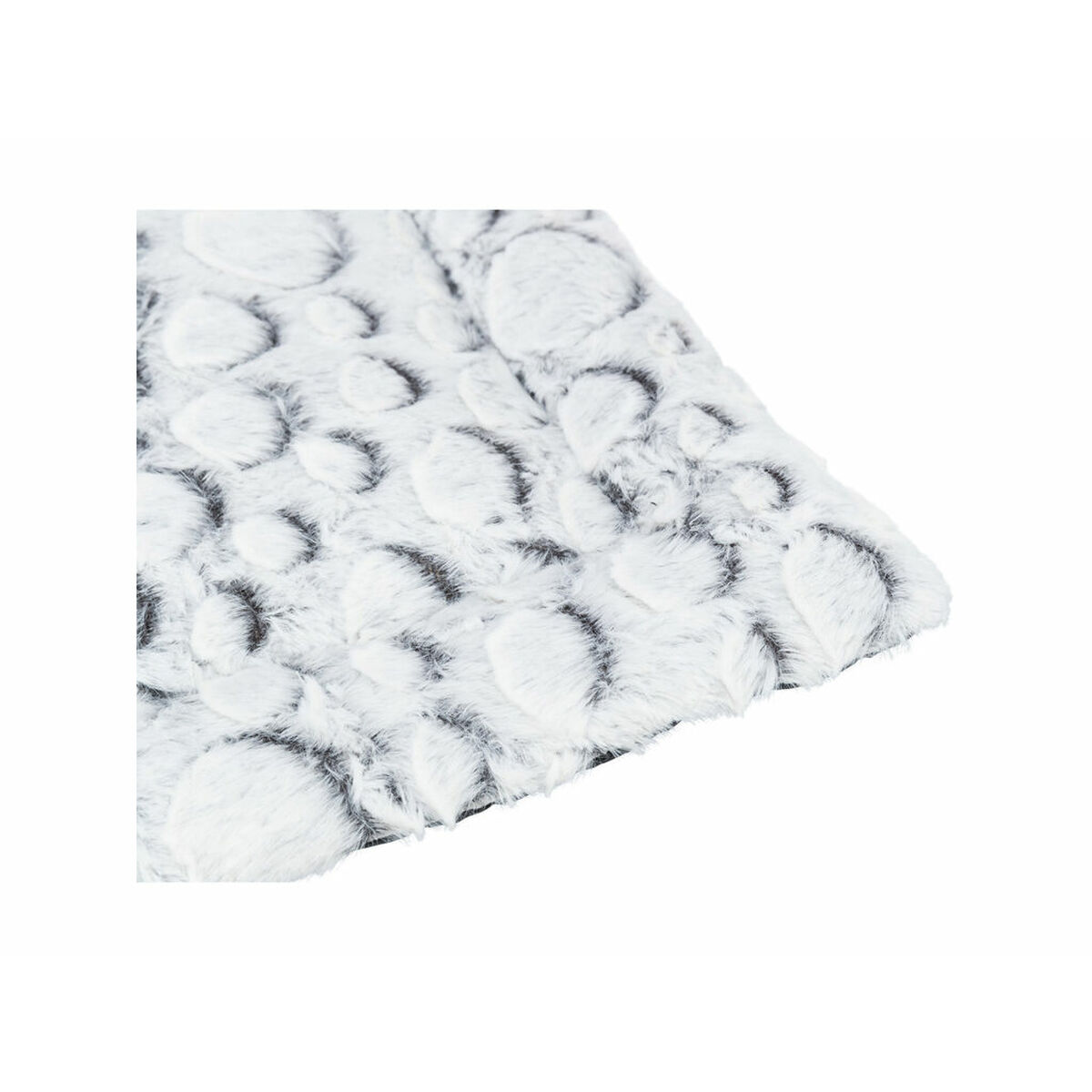 Primo piano di un tessuto di peluche bianco con macchie grigio scuro. Il tessuto è morbido e strutturato, con un motivo a pelo.
